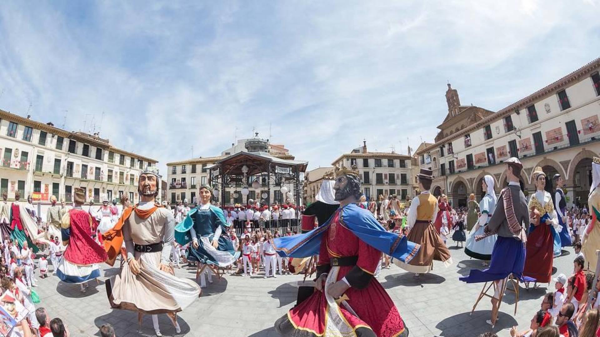 Instante del baile de todas las comparsas participantes en la gigantada del pasado año.