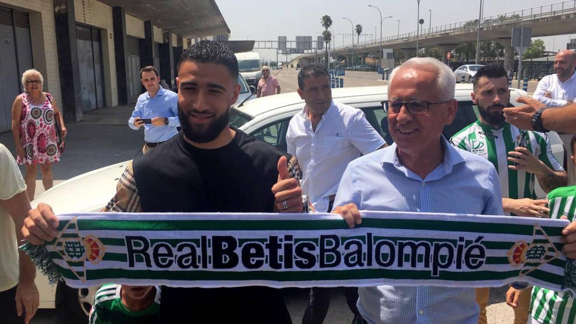 El centrocampista internacional francés Nabit Fekir, junto al director general del Betis, Federico Martínez Feria.