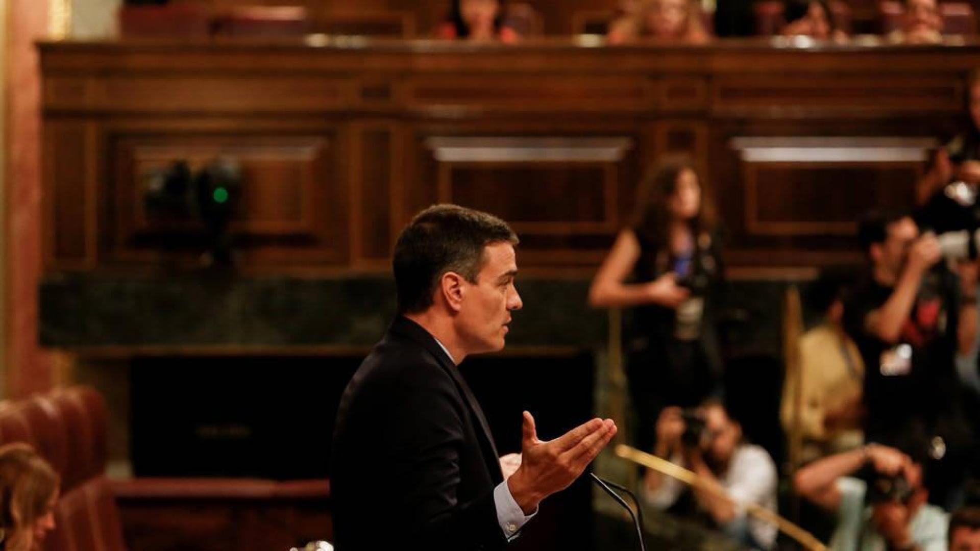 Sánchez durante la primera sesión del debate de investidura del candidato socialista a la Presidencia del Gobierno