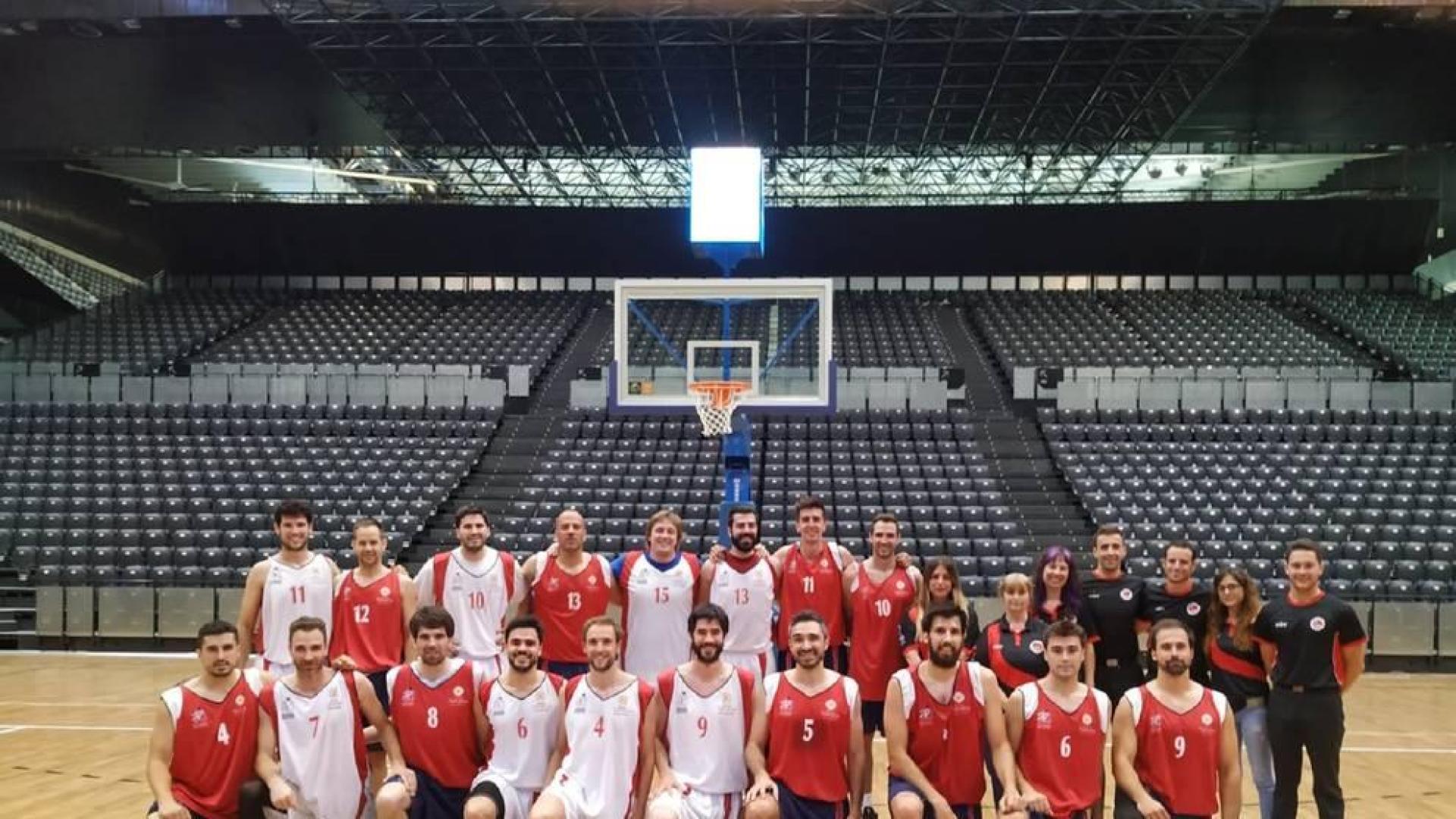 Jugadores navarros estrenan la cancha de baloncesto del Navarra Arena