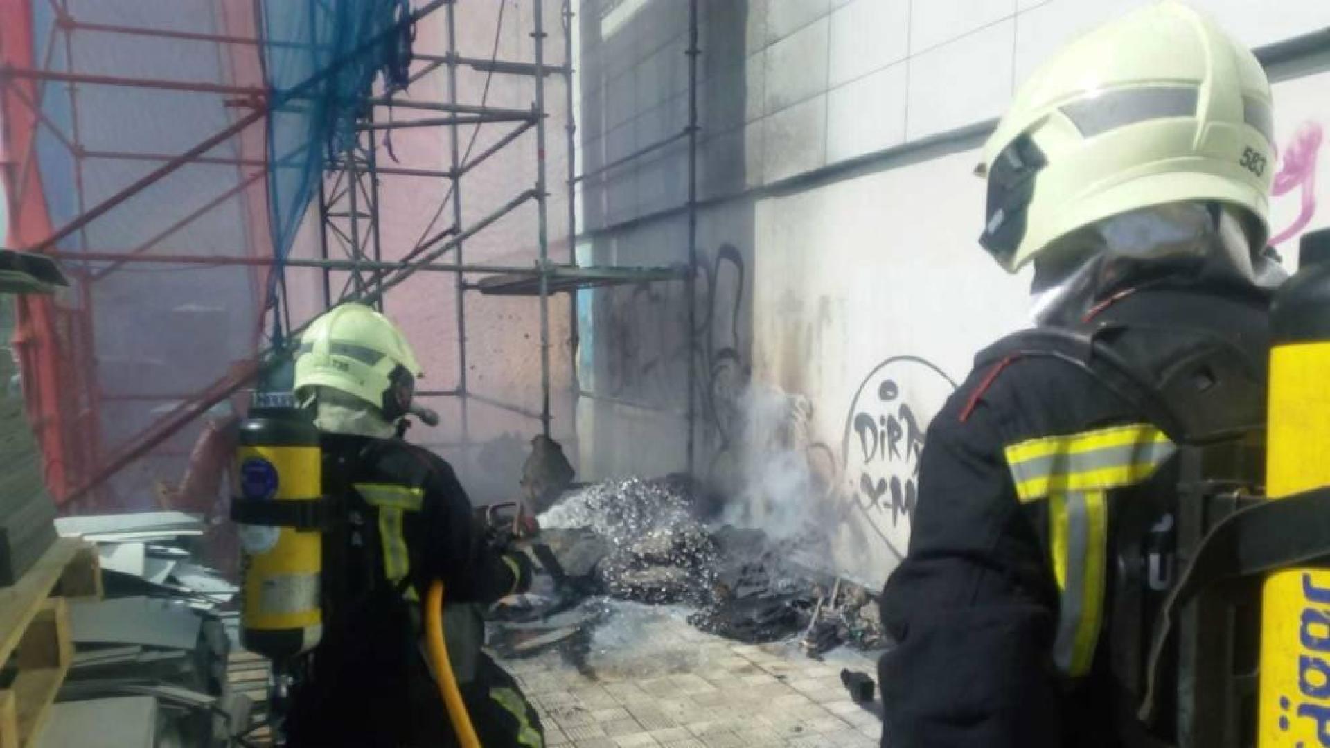 Los bomberos apagan un incendio junto a un edificio de oficinas en Mutilva