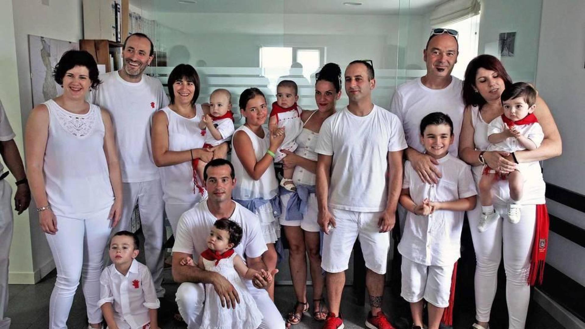 Los cuatro niños nacidos en 2018 a los que se le entregaron los pañuelos (Irai Bedialauneta Muro, Naia Guillén Oses, Erin Martín Ibiricu y Aimar Guillén Cipriain) junto a sus padres, madres y hermanos.