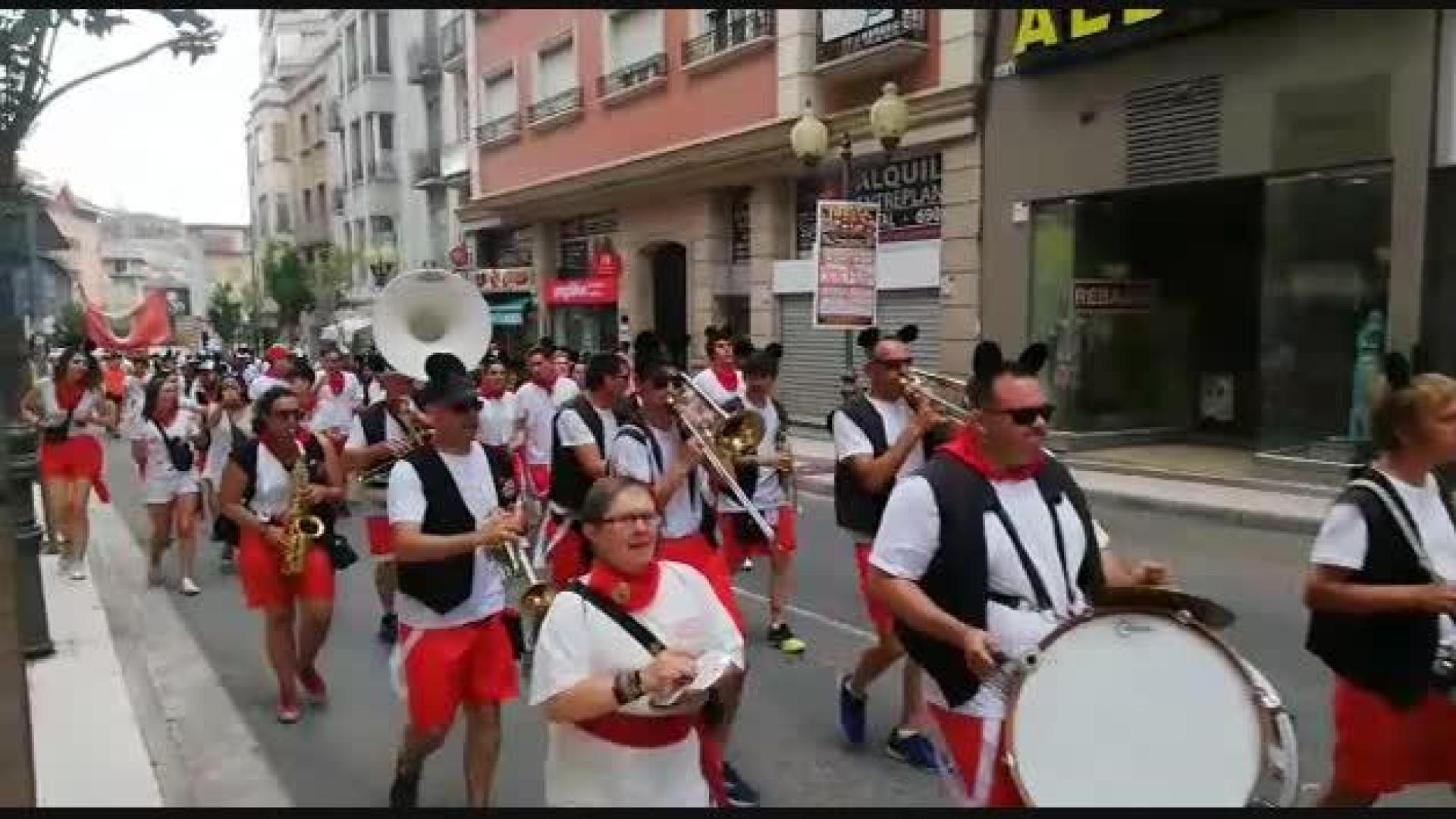 La peña La Teba sube a la plaza de toros antes de la novillada