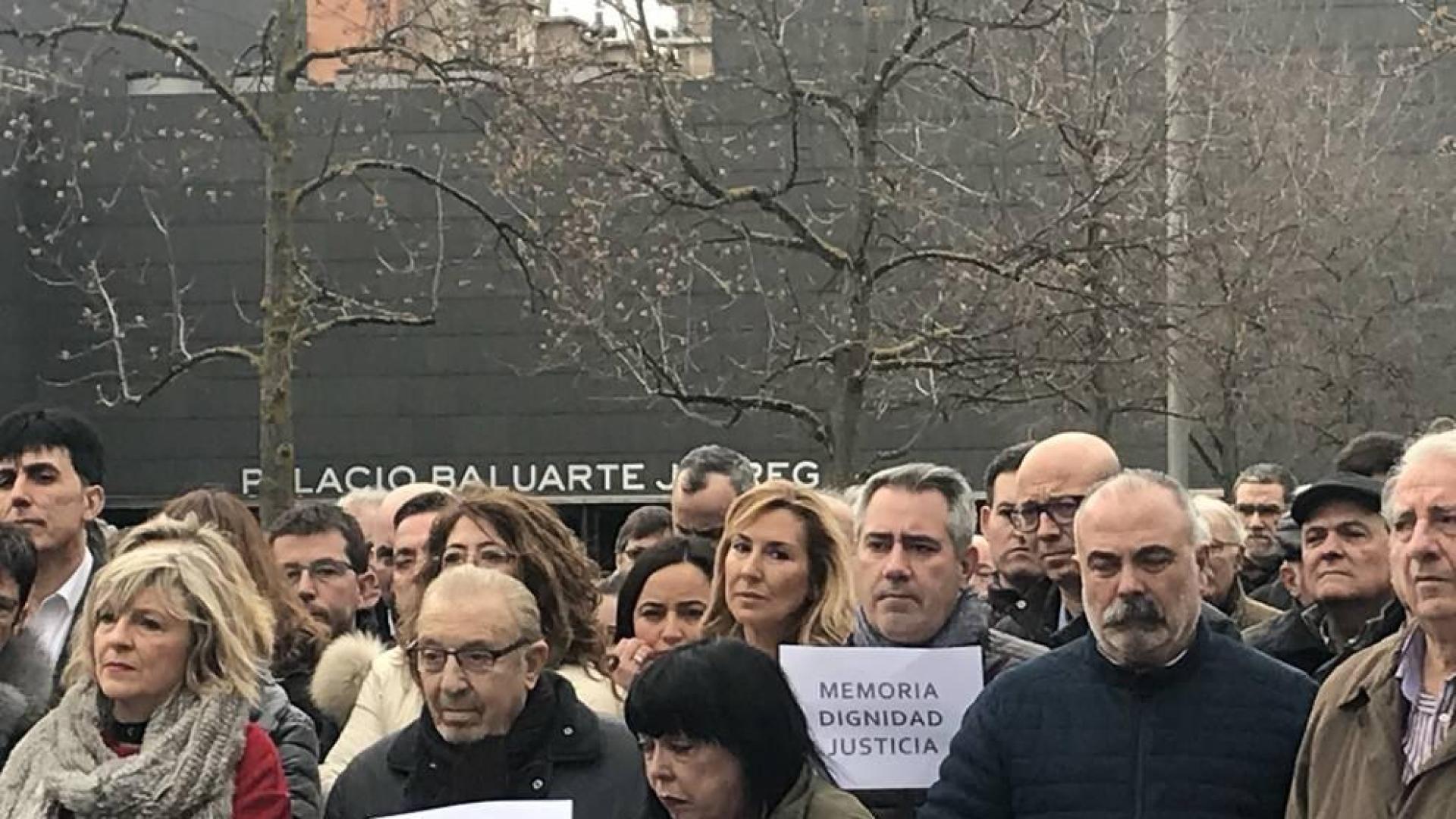 Concentración de la Asociación Navarra de Víctimas del Terrorismo en Pamplona