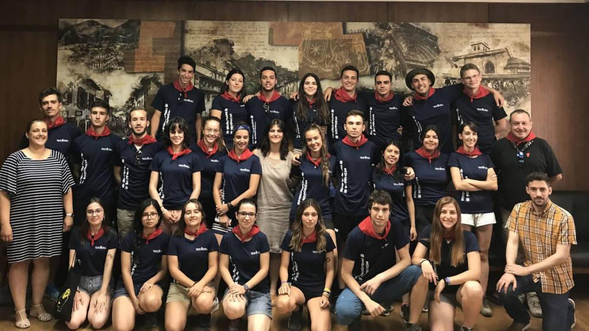 Los jóvenes voluntarios, en el salón de plenos del Ayuntamiento de Estella donde fueron recibidos ayer.