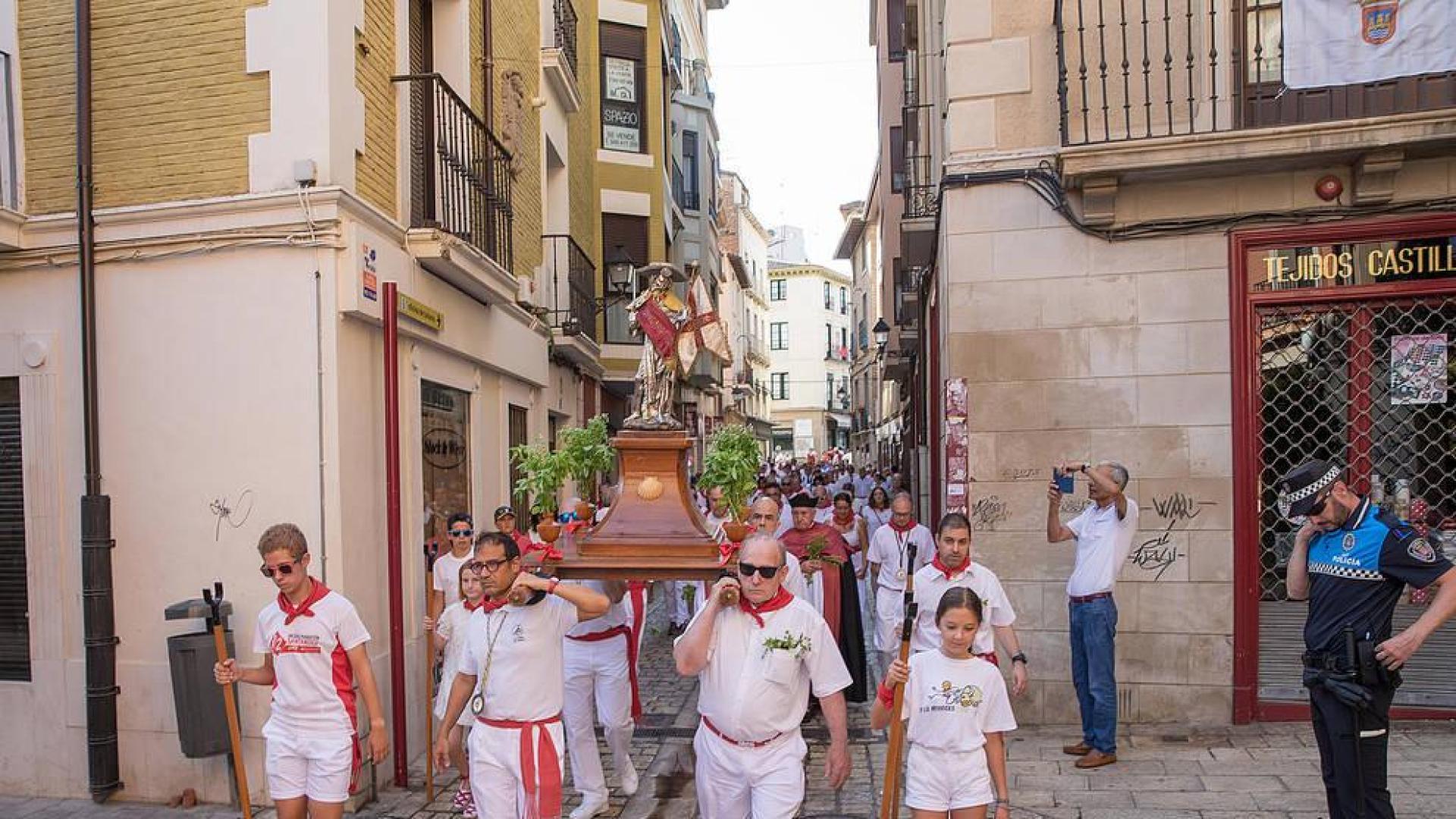 La imagen de Santiago, seguida de asistentes a la procesión, desfila por el Casco Viejo de la capital ribera.