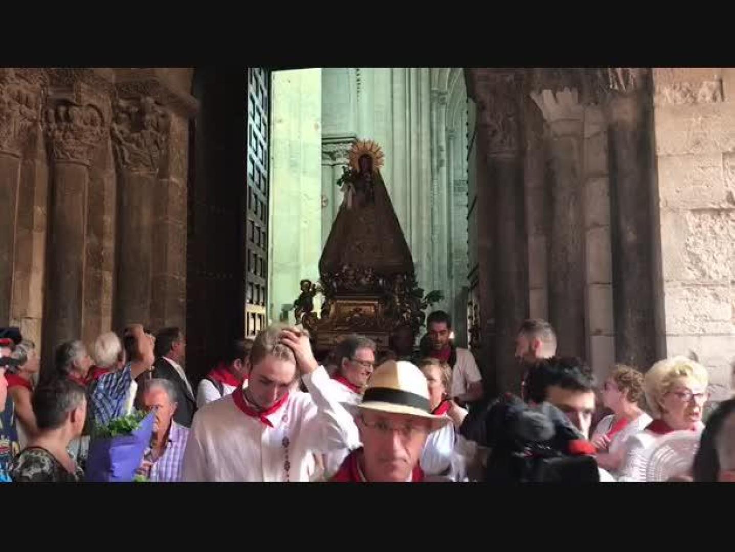 Salida de Santa Ana de la Catedral para iniciar la procesión de fiestas de Tudela