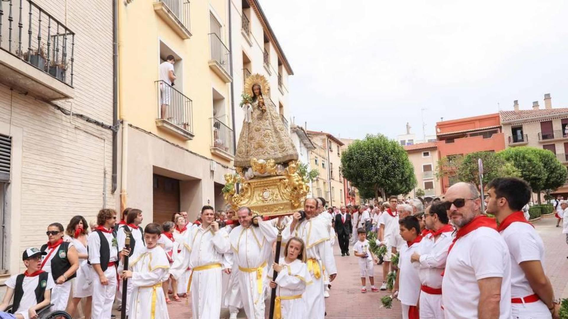 La patrona de la ciudad pasea por el Casco Viejo rodeada de tudelanos de todas las edades