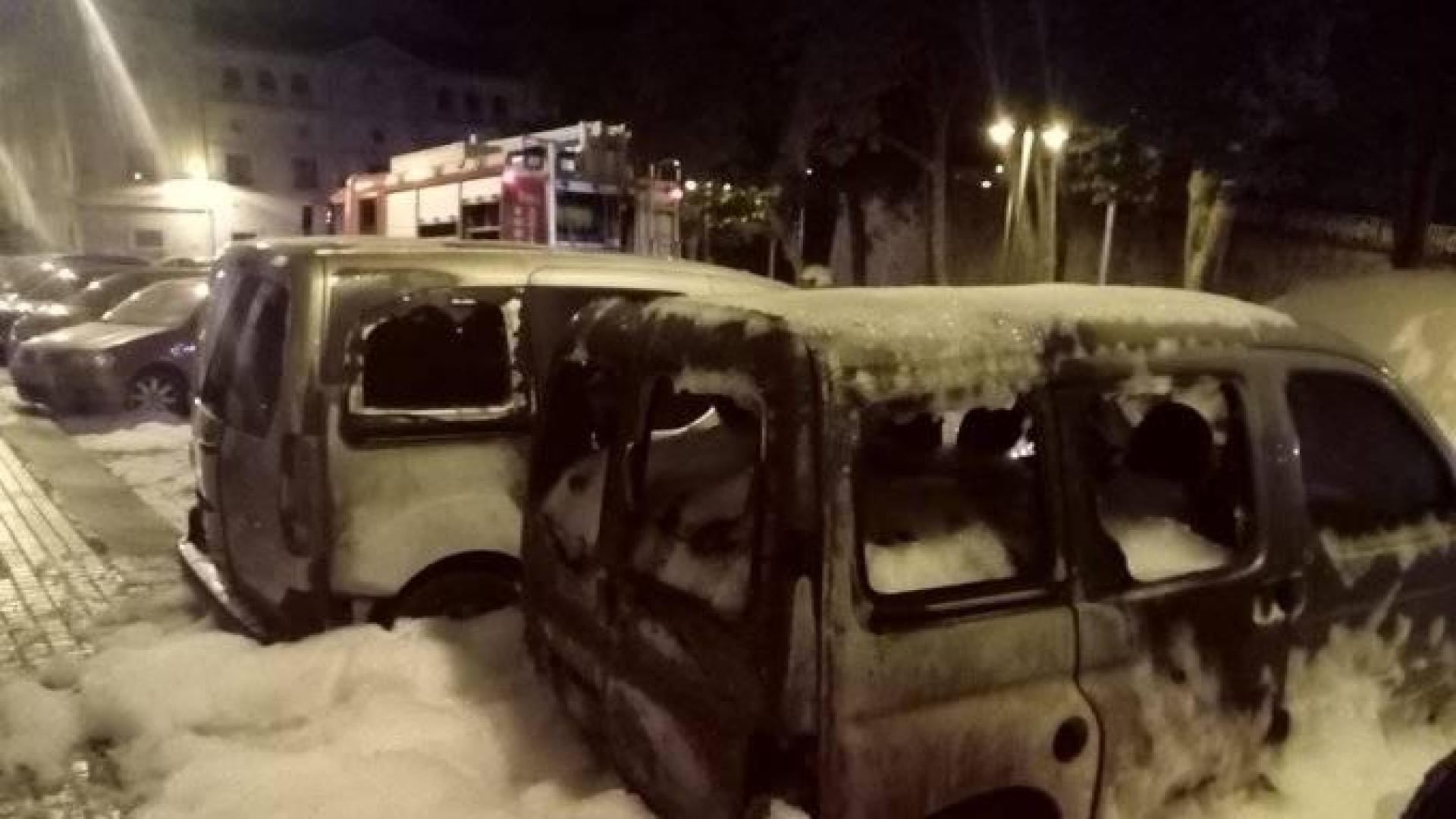 Incendiados tres coches durante la noche en la calle Juan de Labrit de Pamplona