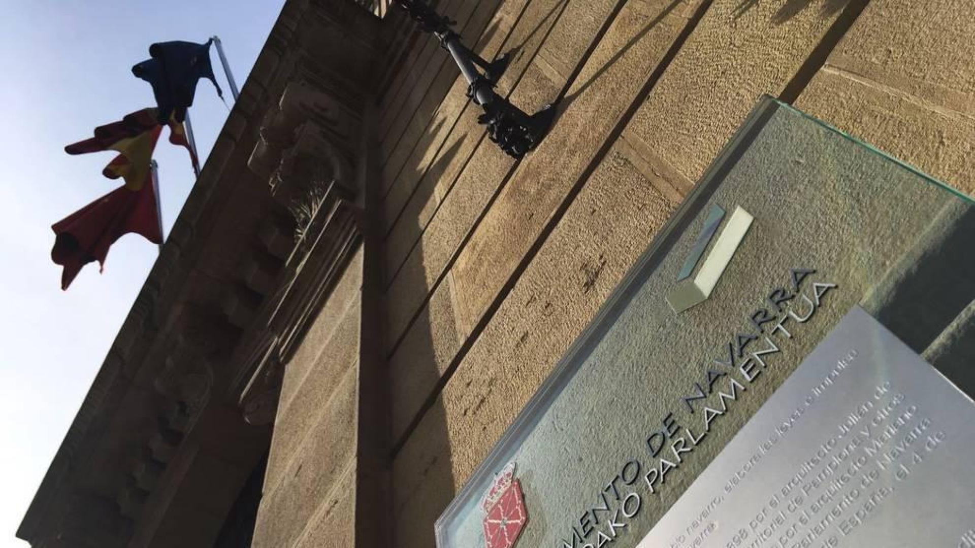 El Parlamento de Navarra vuelve a colocar la bandera de la Unión Europea