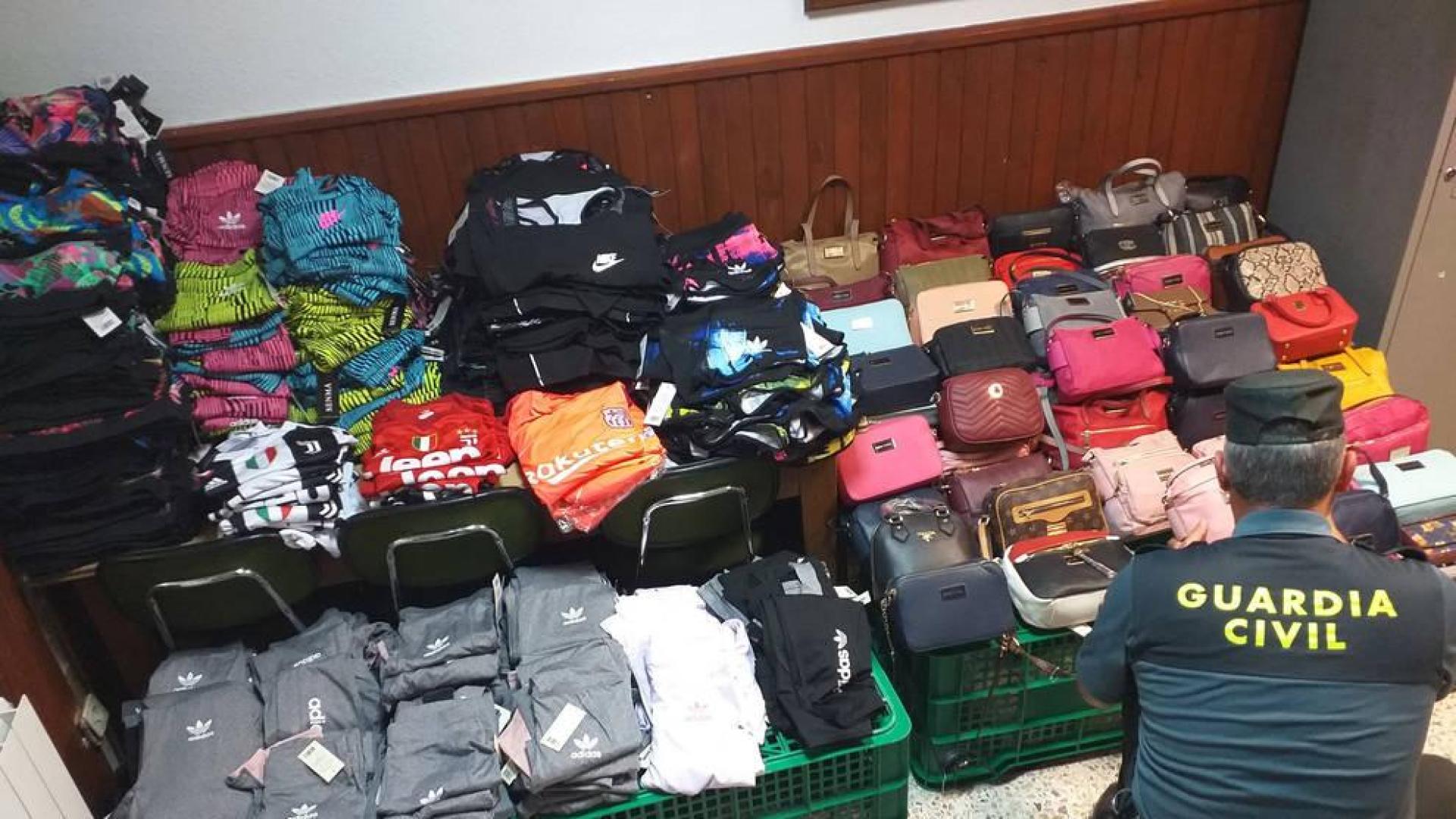 Incautados en Puente la Reina más de 800 prendas de ropa y bolsos falsificados