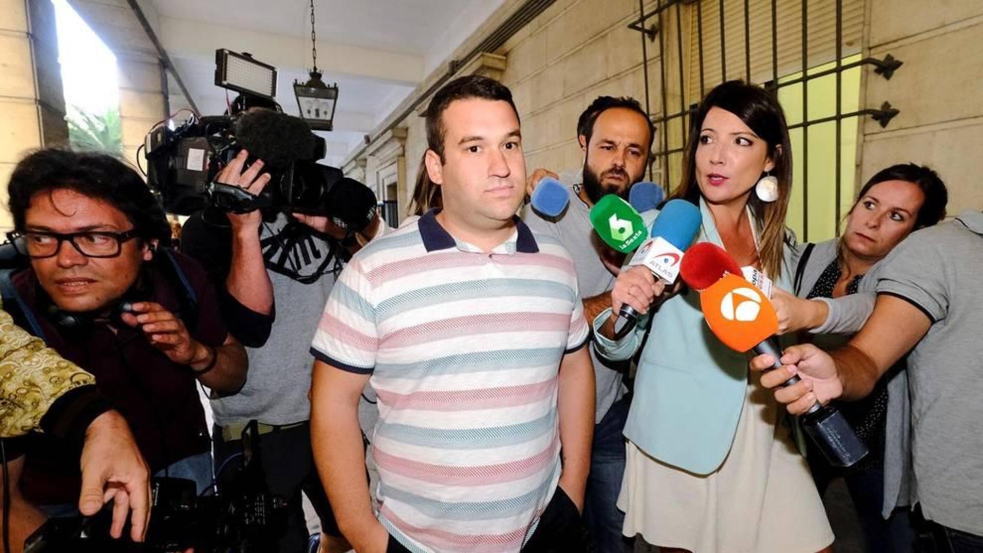 El Tribunal Supremo celebra este viernes una vista pública para deliberar los recursos de casación presentados contra la sentencia que confirmó la pena de nueve años de prisión para los cinco miembros de La Manada por abuso sexual de una joven madrileña en los Sanfermines de Pamplona de 2016