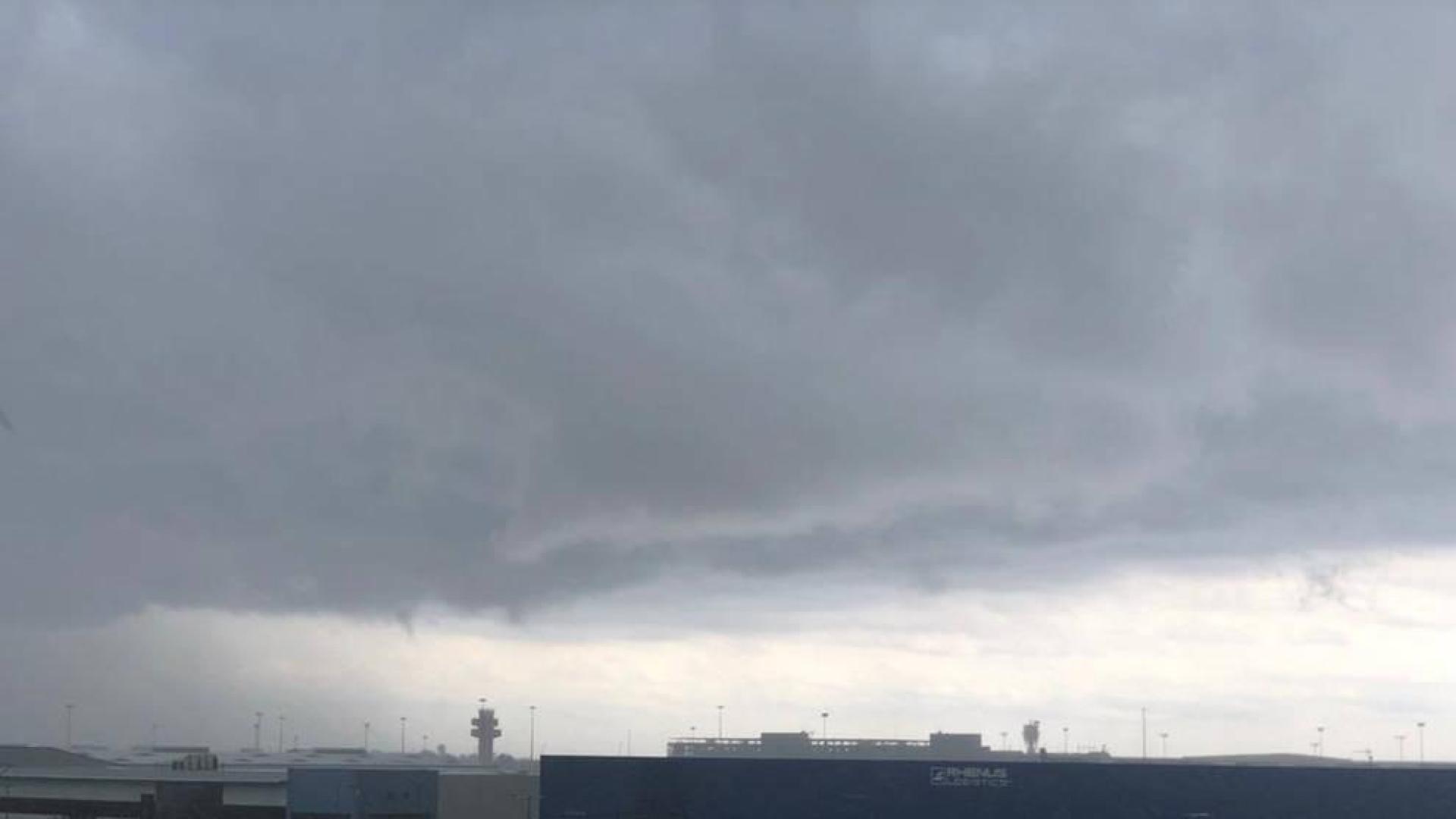 La mala visibilidad a causa de la lluvia ha hecho que el Aeropuerto de Barcelona cese toda actividad.