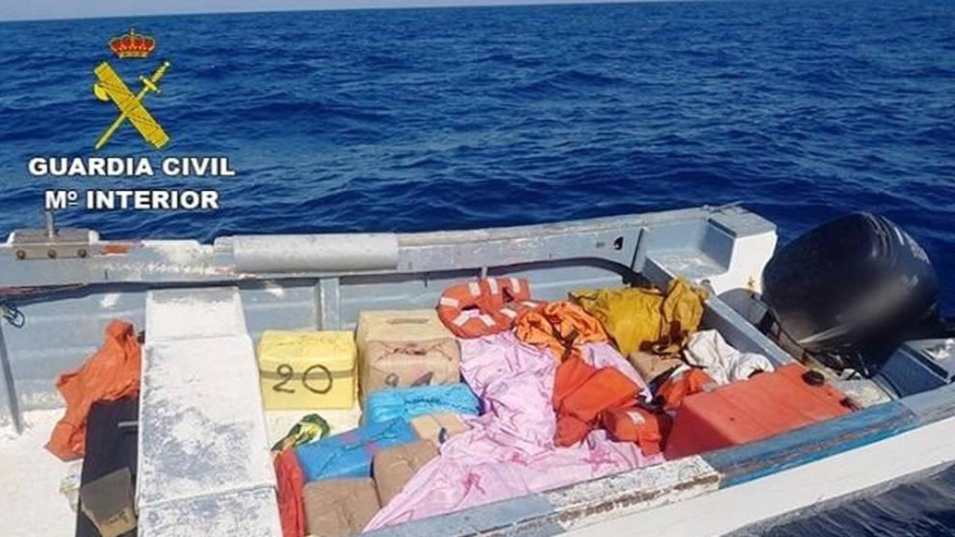 Intervenidas más de tres toneladas de hachís tras una persecución en alta mar.