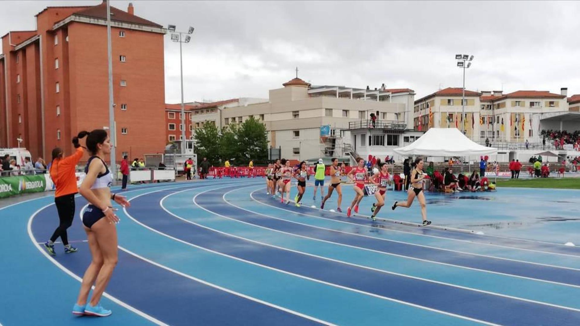 La favorita en altura, Saleta Fernández, ante el 1,70 altura que ha superado, al igual que su rival, la navarra Izaskun Turrillas.