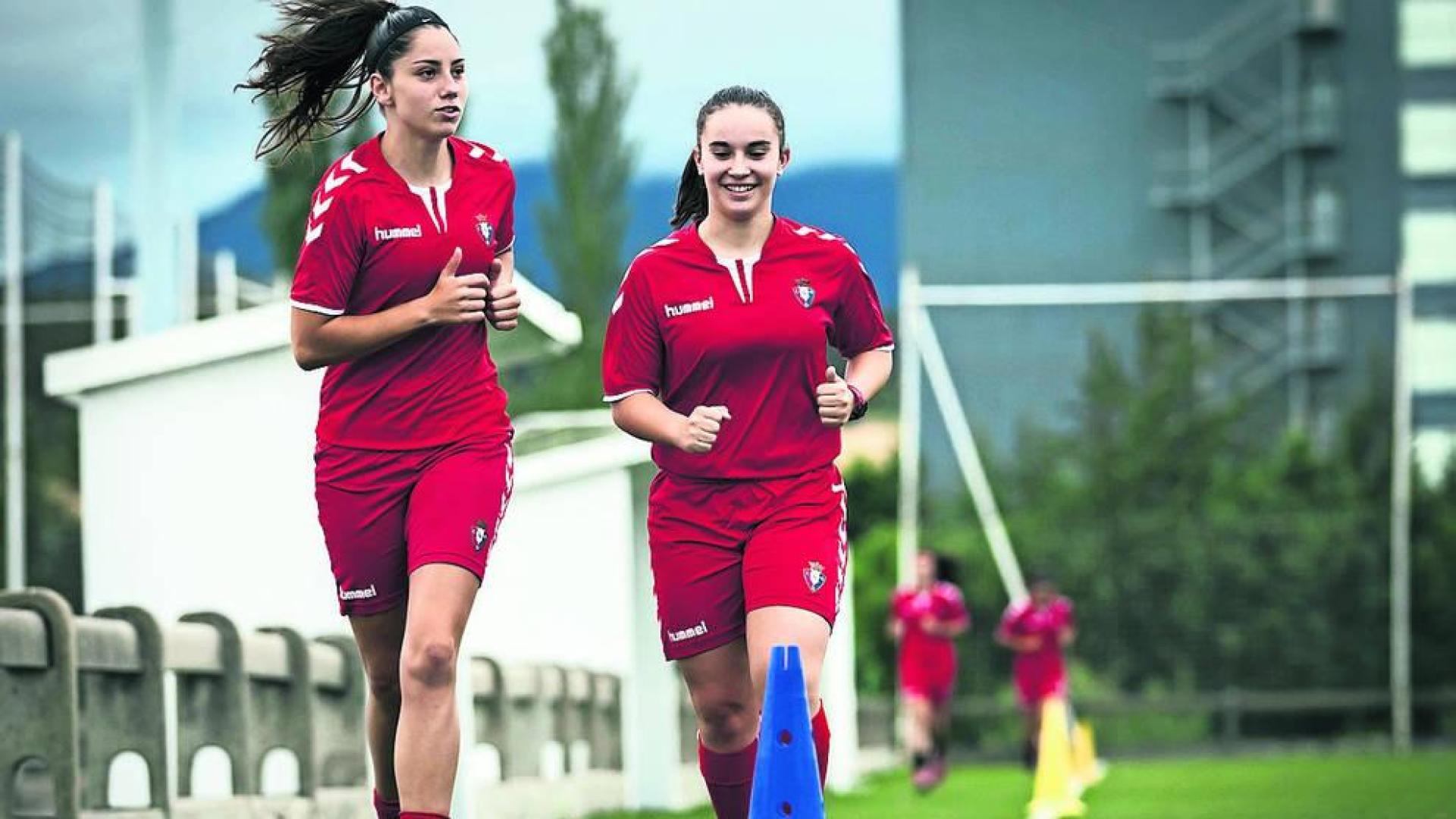 Nerea Tellería y Sara Carrillo, durante las pruebas físicas de ayer por la tarde en Larrabide.