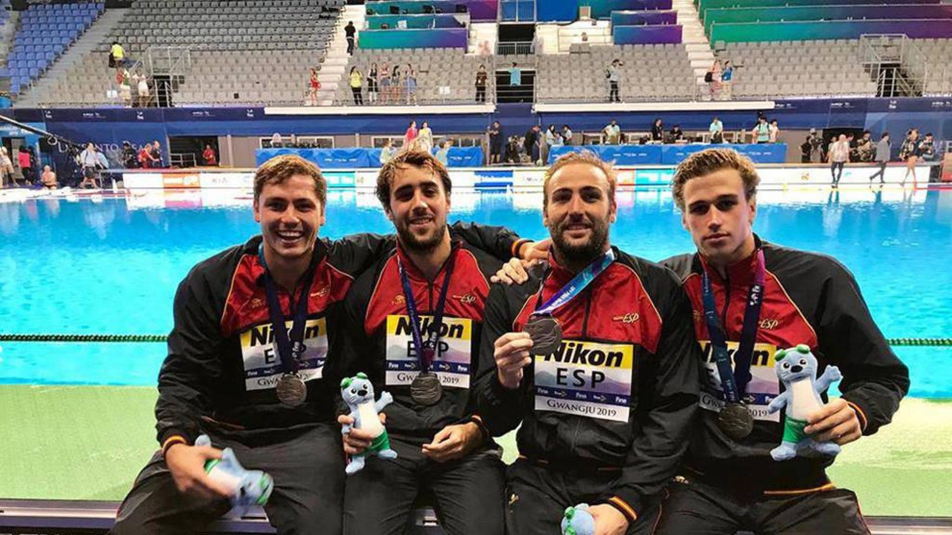 Alberto Munárriz Egaña (primero por la izquierda), posando junto a otros compañeros de la selección las medallas de plata colgadas al cuello.