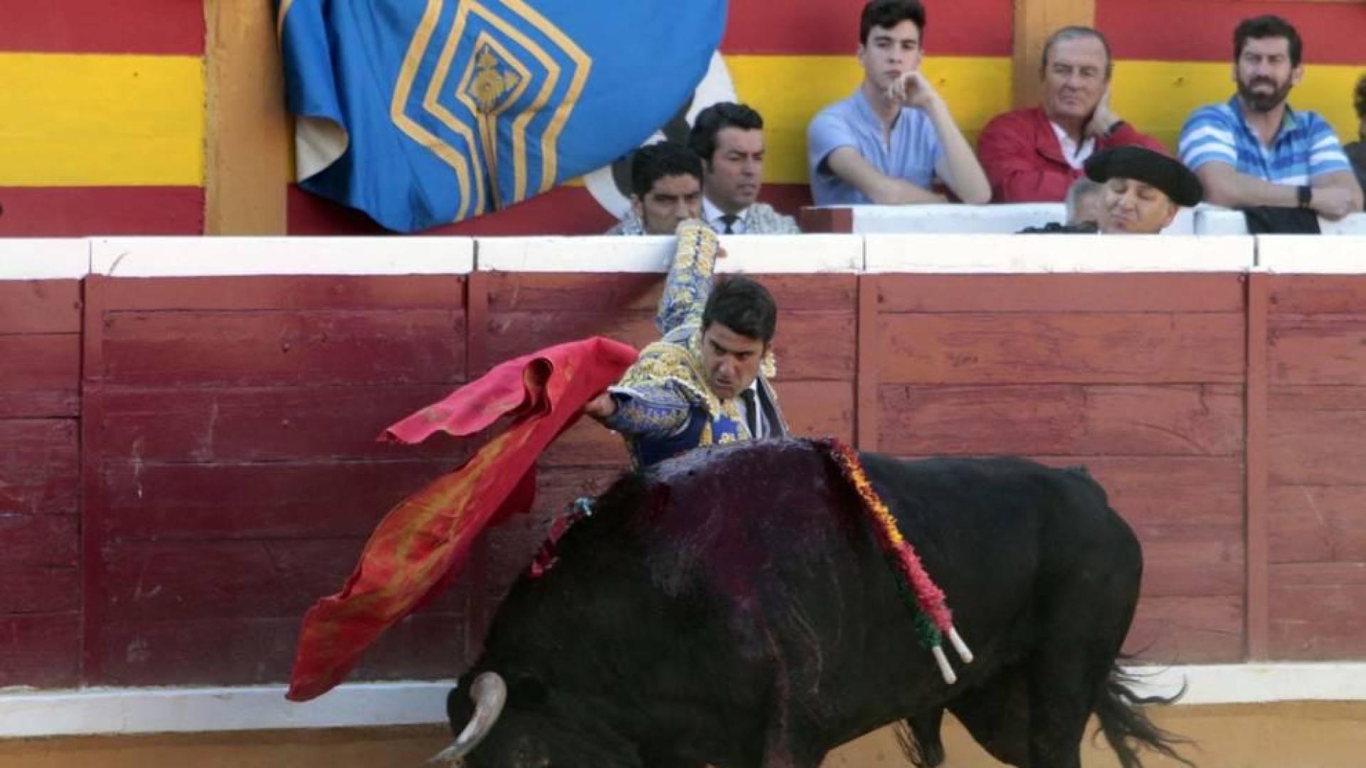 Jesulín de Ubrique recibe pegado a tablas a Mágico, primer toro de la tarde.