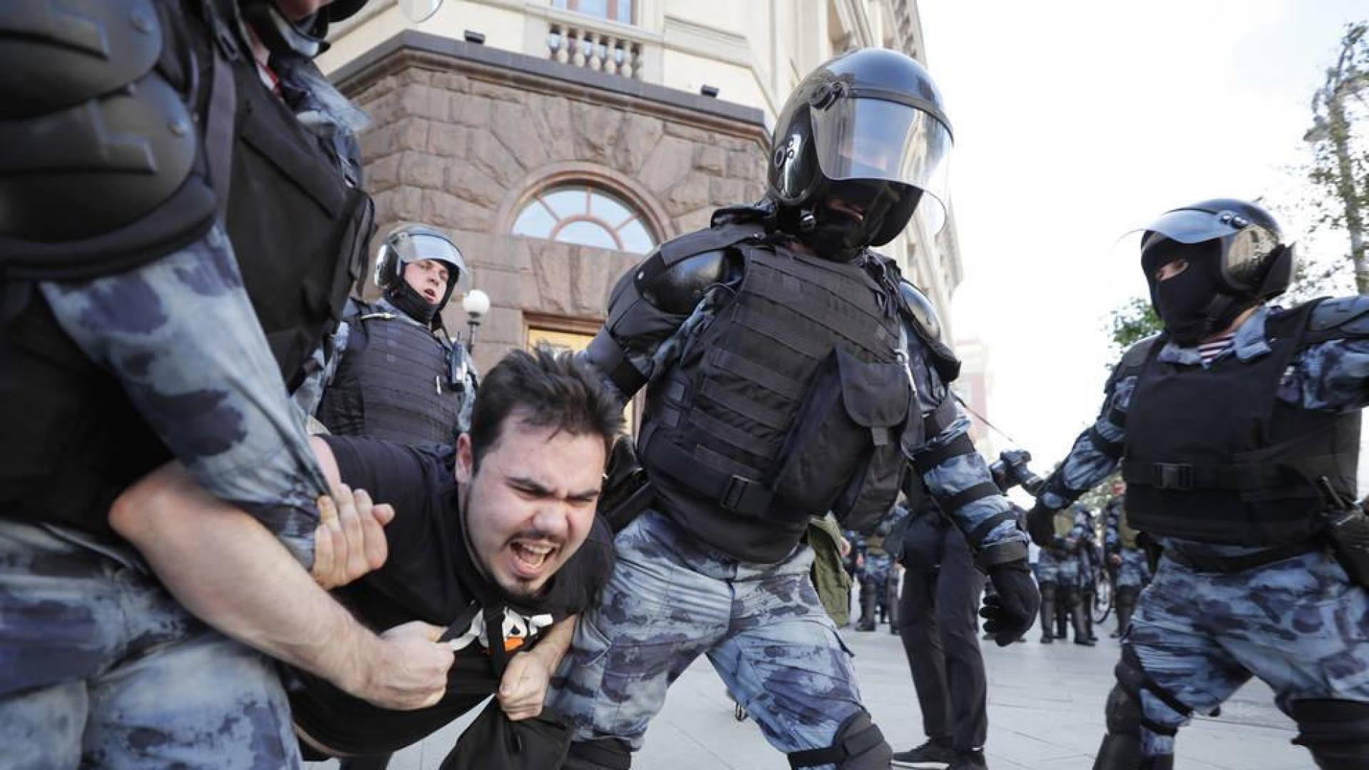 La policía antidisturbios rusa detiene a un hombre durante las protestas en el centro de Moscú, Rusia.