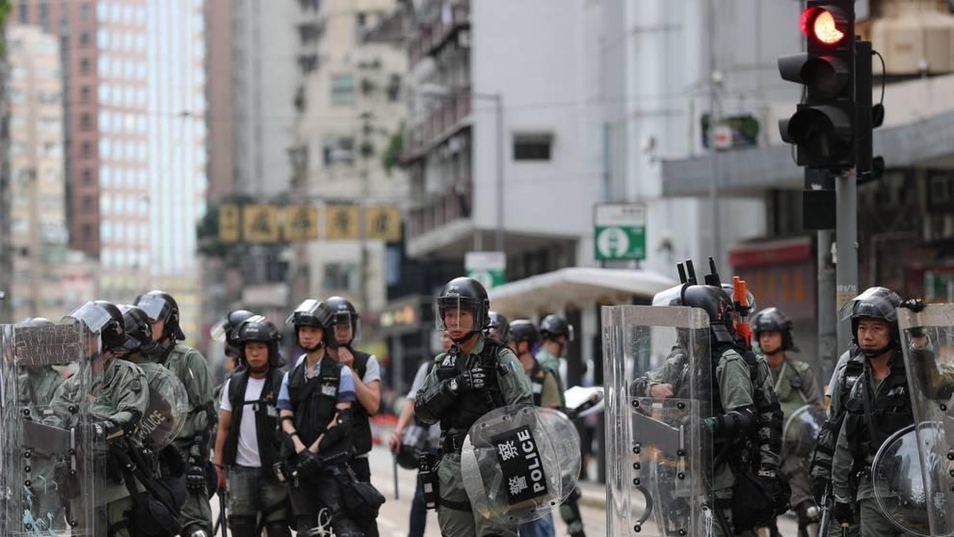 Uno de los cordones de seguridad desplegado por la Policía de Hong Kong.