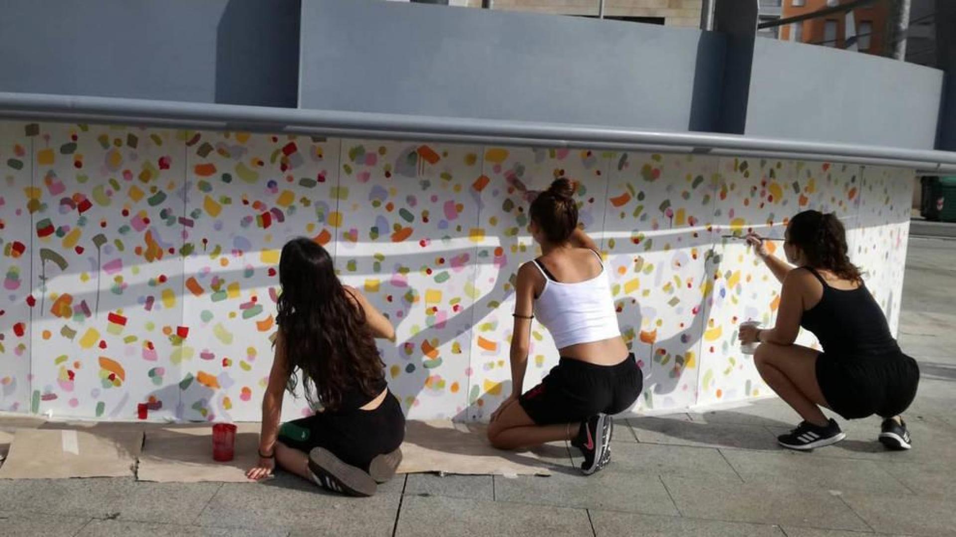 Los jóvenes han limpiado y decorado el quiosco de la plaza junto al colegio público de Huarte