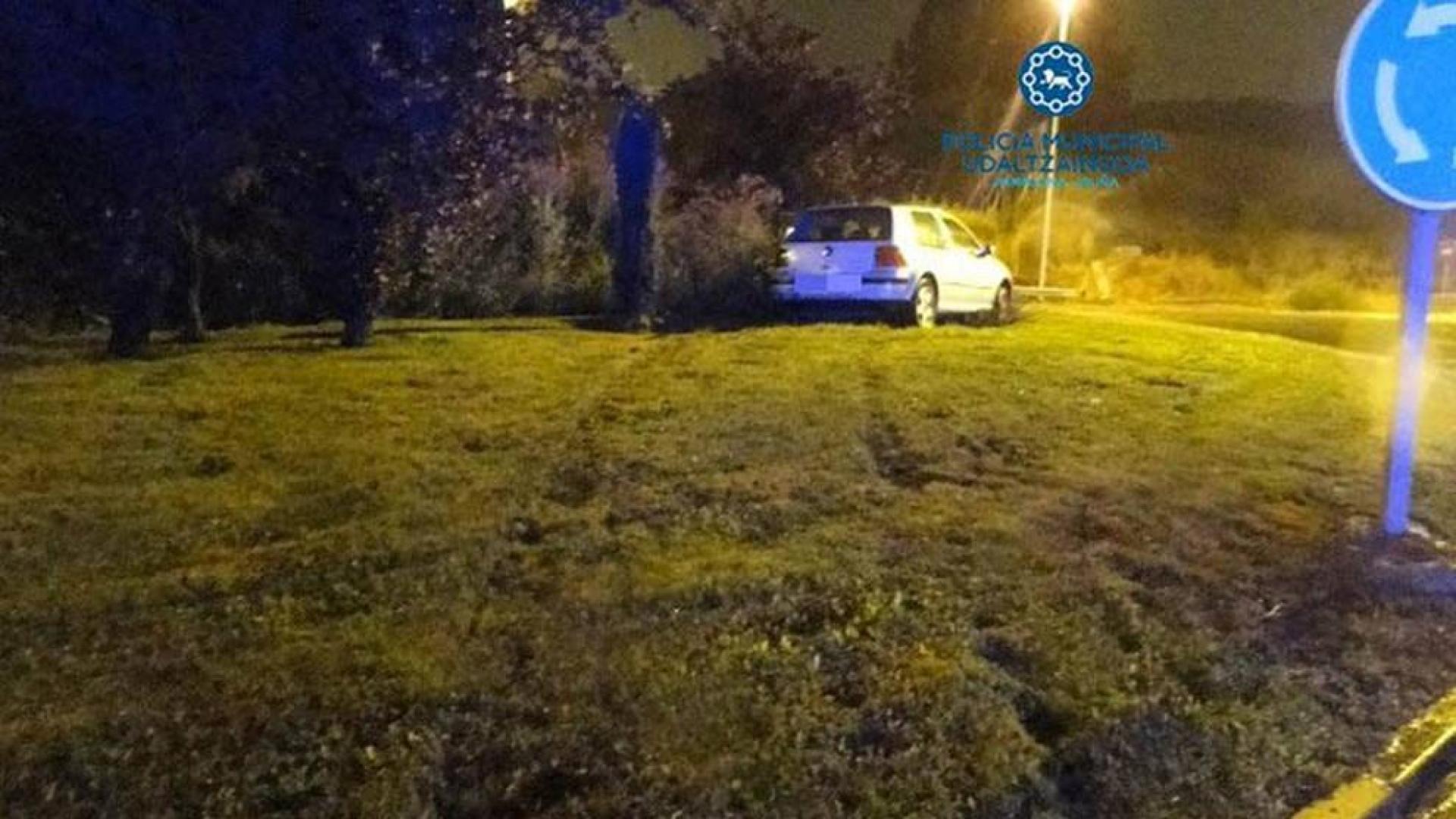 Un conductor se sale de la vía y abandona el vehículo en mitad de una rotonda