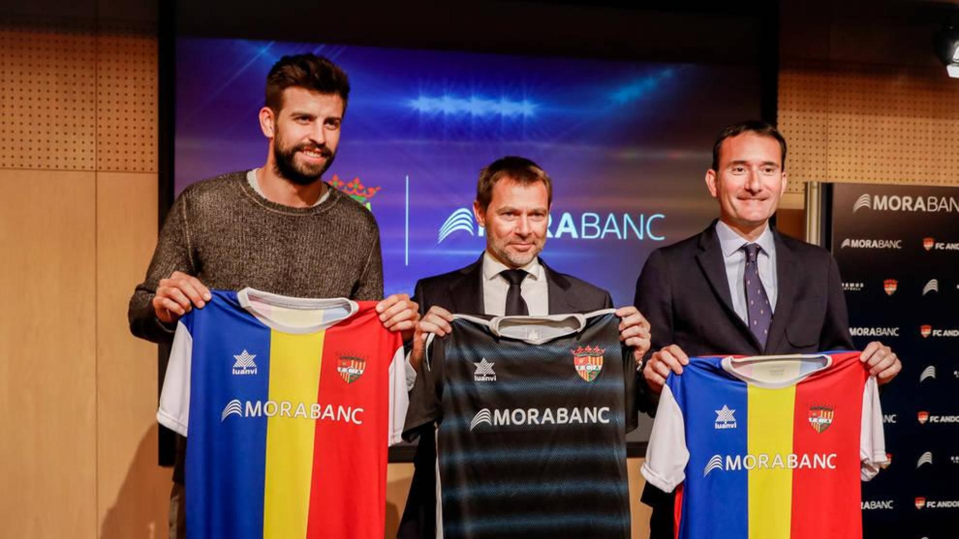 Gerard Piqué, a la izquierda, en la presentación del acuerdo entre el FC Andorra y MoraBanc.