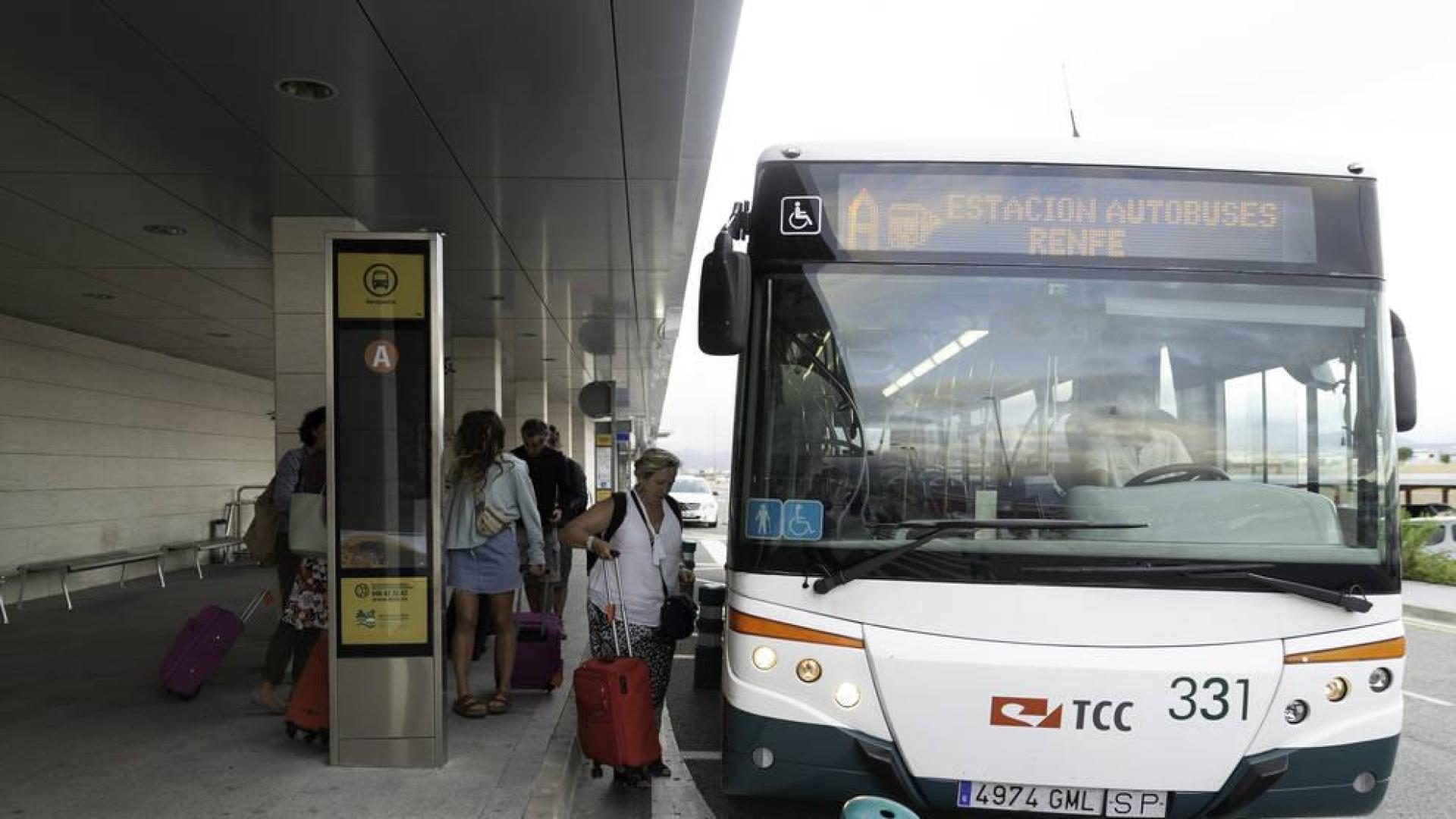 Varios viajeros suben en el autobús el pasado lunes, a las 8.45 horas, en uno de los últimos días de servicio de la línea.