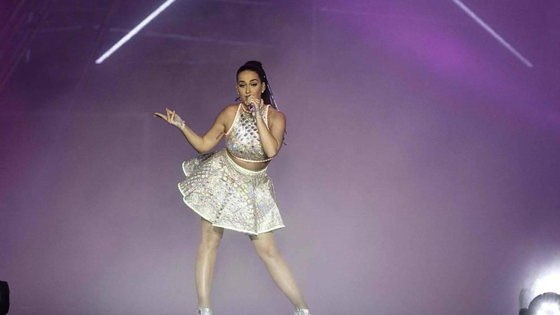 La cantante estadounidense Katy Perry hizo vibrar con su espectáculo a unos 16.000 aficionados en Costa Rica que asistieron al concierto que forma parte de su gira internacional 'Prismatic World Tour' que inició en mayo del 2014 y que este domingo 18 de octubre hizo su última parada.