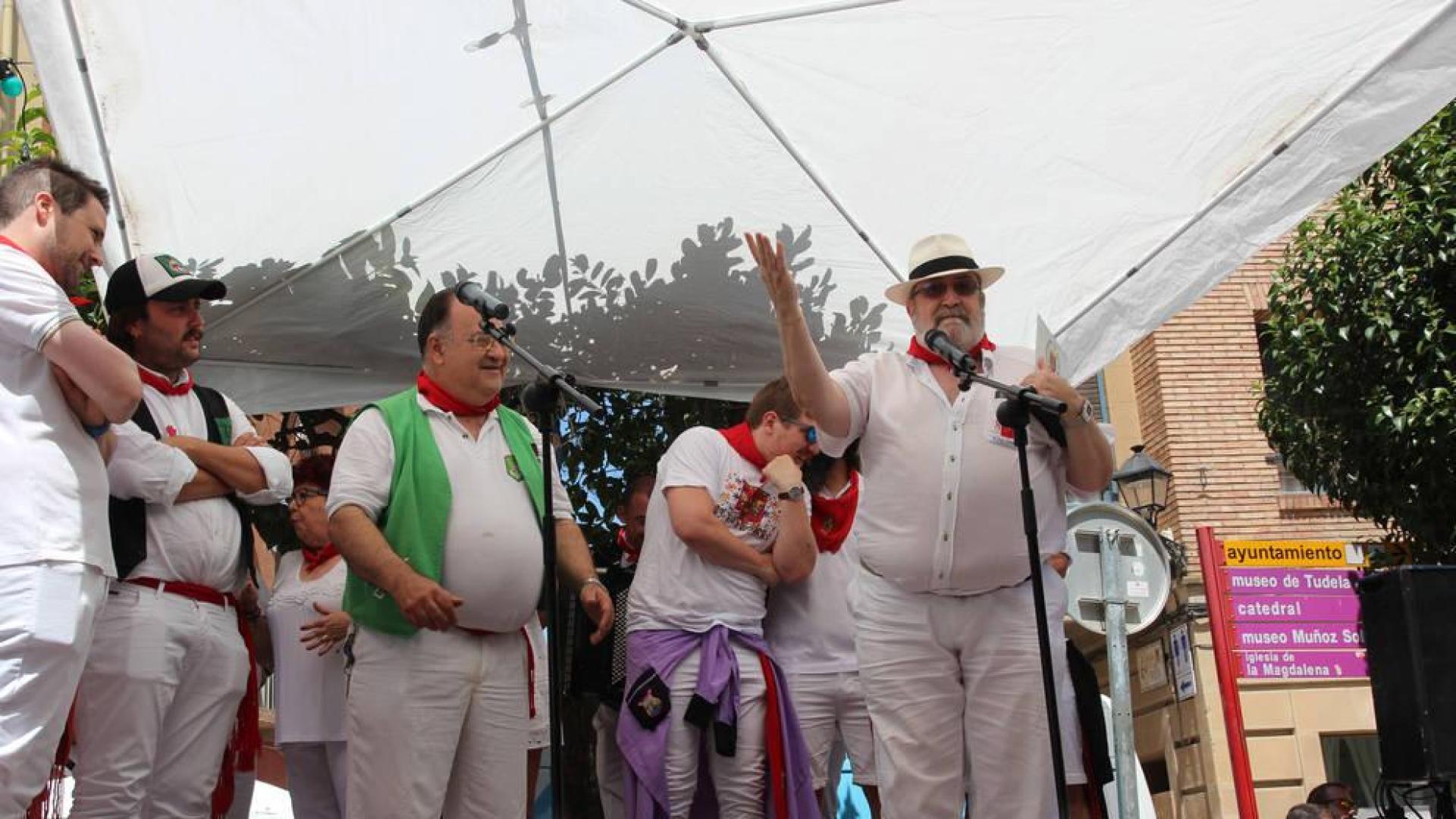 José Joaquín Anadón, a la derecha, junto con representantes de la Federación de Peñas y el alcalde, Alejandro Toquero, a la izquierda.