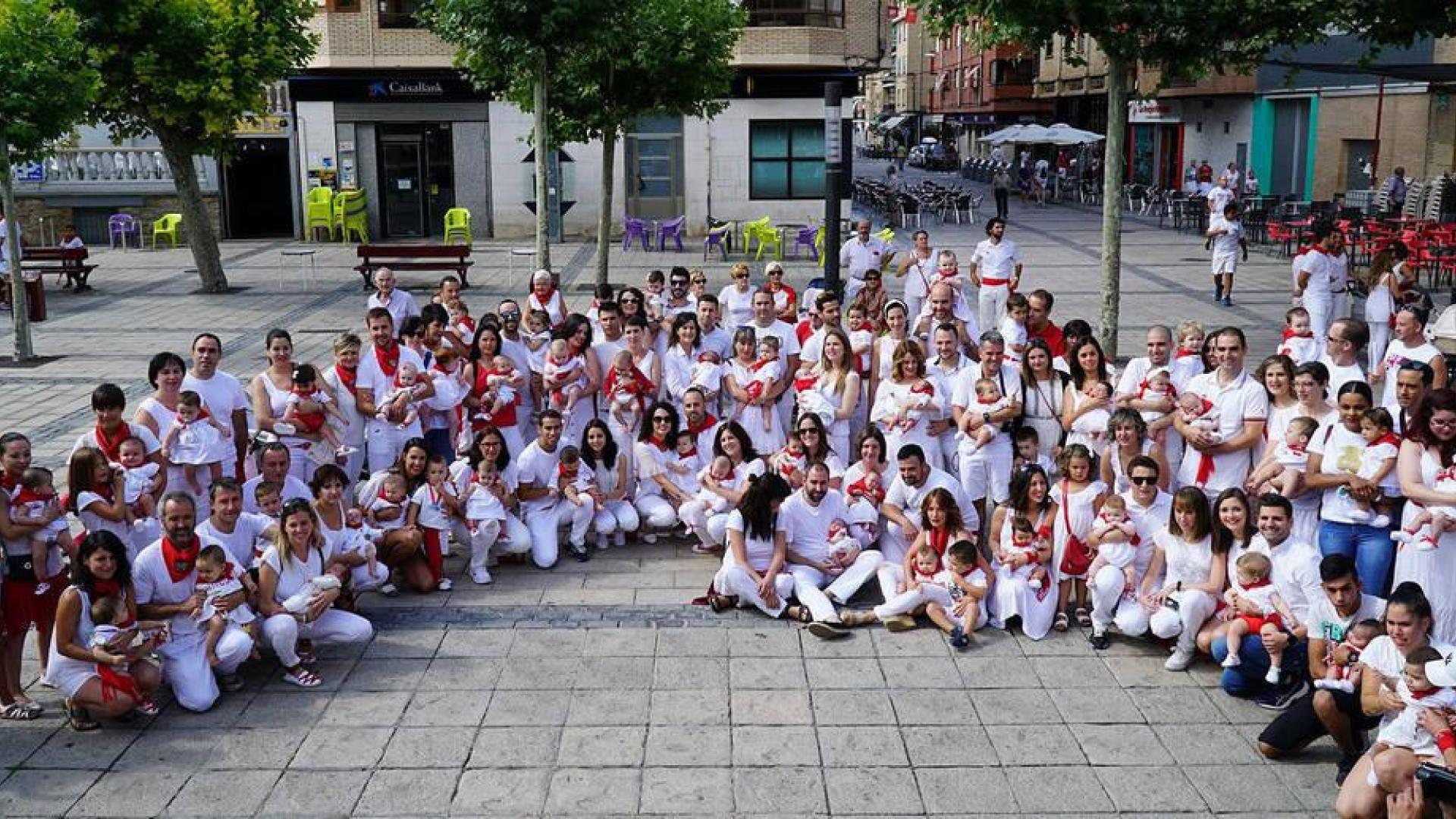 Los vecinos más jóvenes del municipio posaron con sus padres en el Paseo, después de recibir el pañuelo de fiestas y el diploma correspondiente.