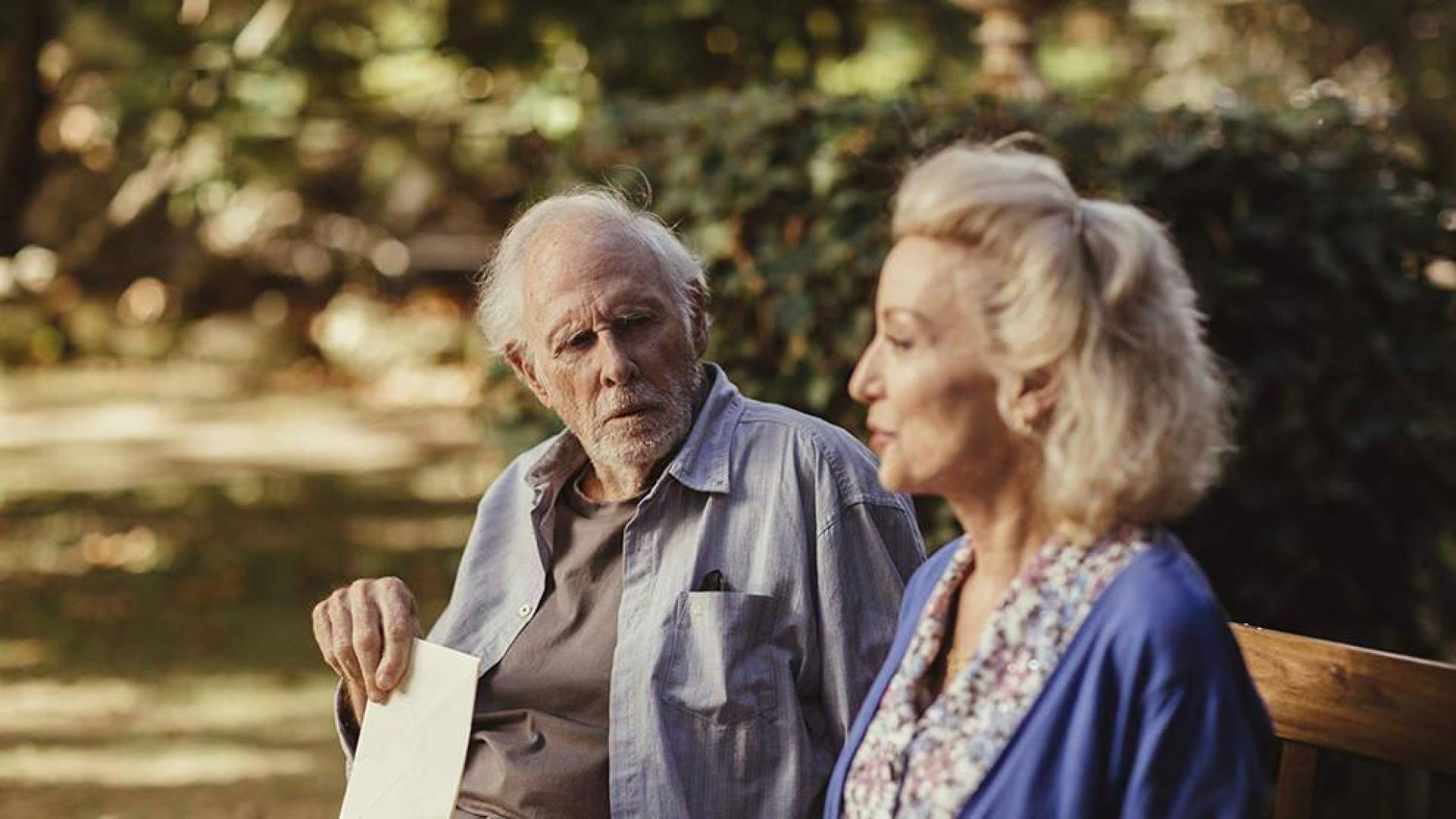Bruce Dern junto a Caroline Silhol durante el rodaje de 'Remember Me'.