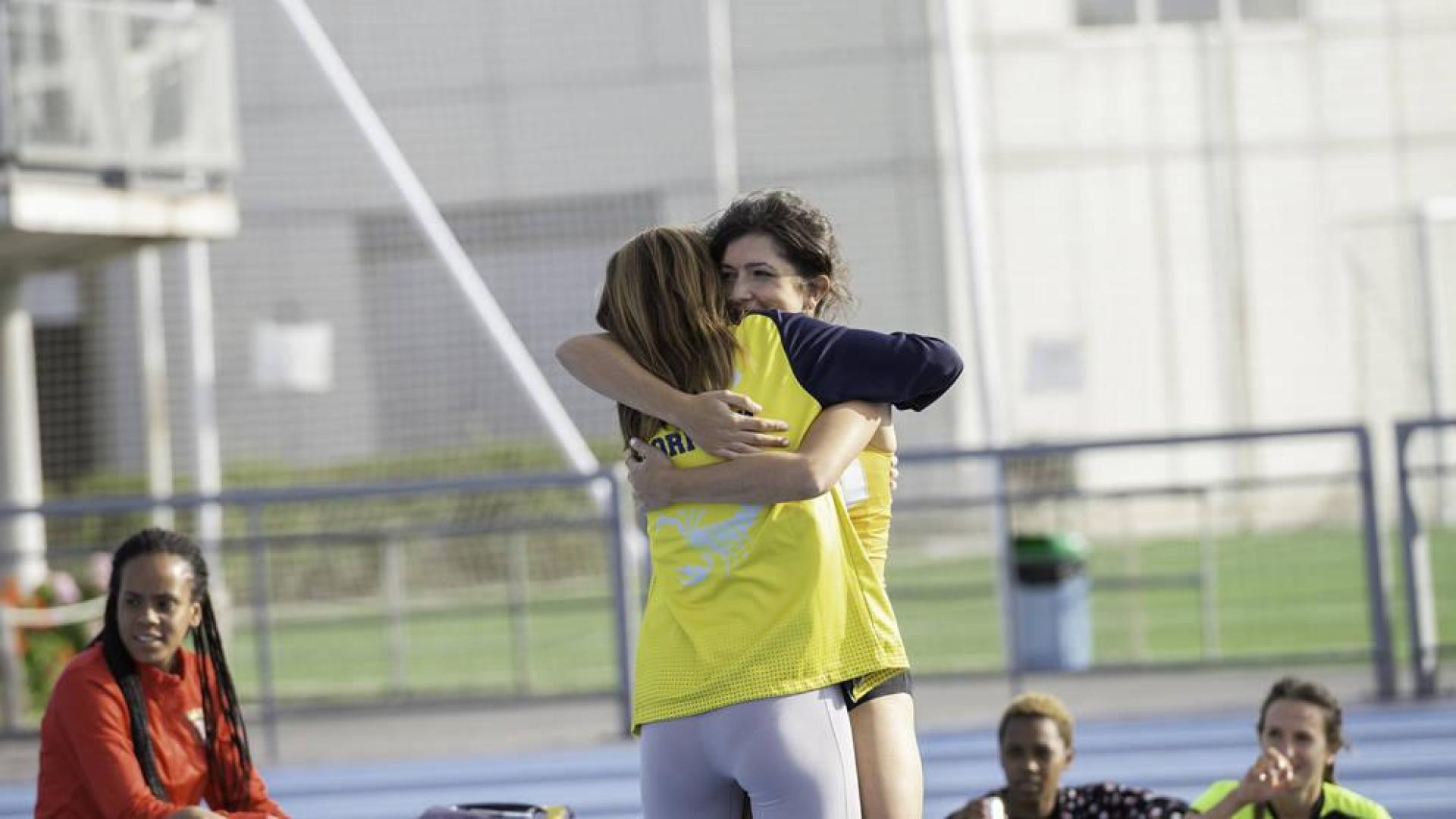 Izaskun Turrillas celebra con una compañera su plusmarca personal, 1,83.