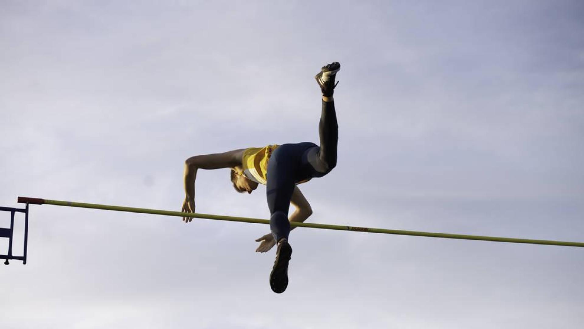 Adrián Vallés, en uno de sus saltos válidos. Ganó la pértiga, esta vez al aire libre.