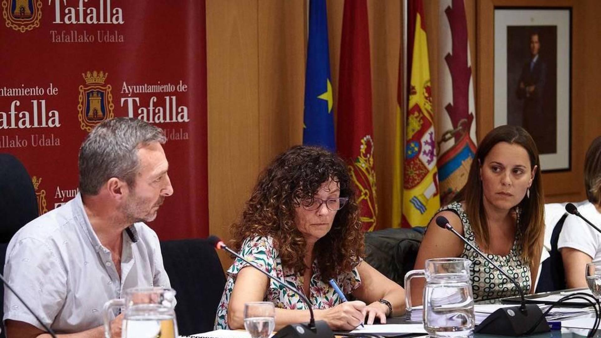 Mirada entre Jesús Arrizubieta y Amaya Orduña en el pleno extraordinario celebrado este martes.