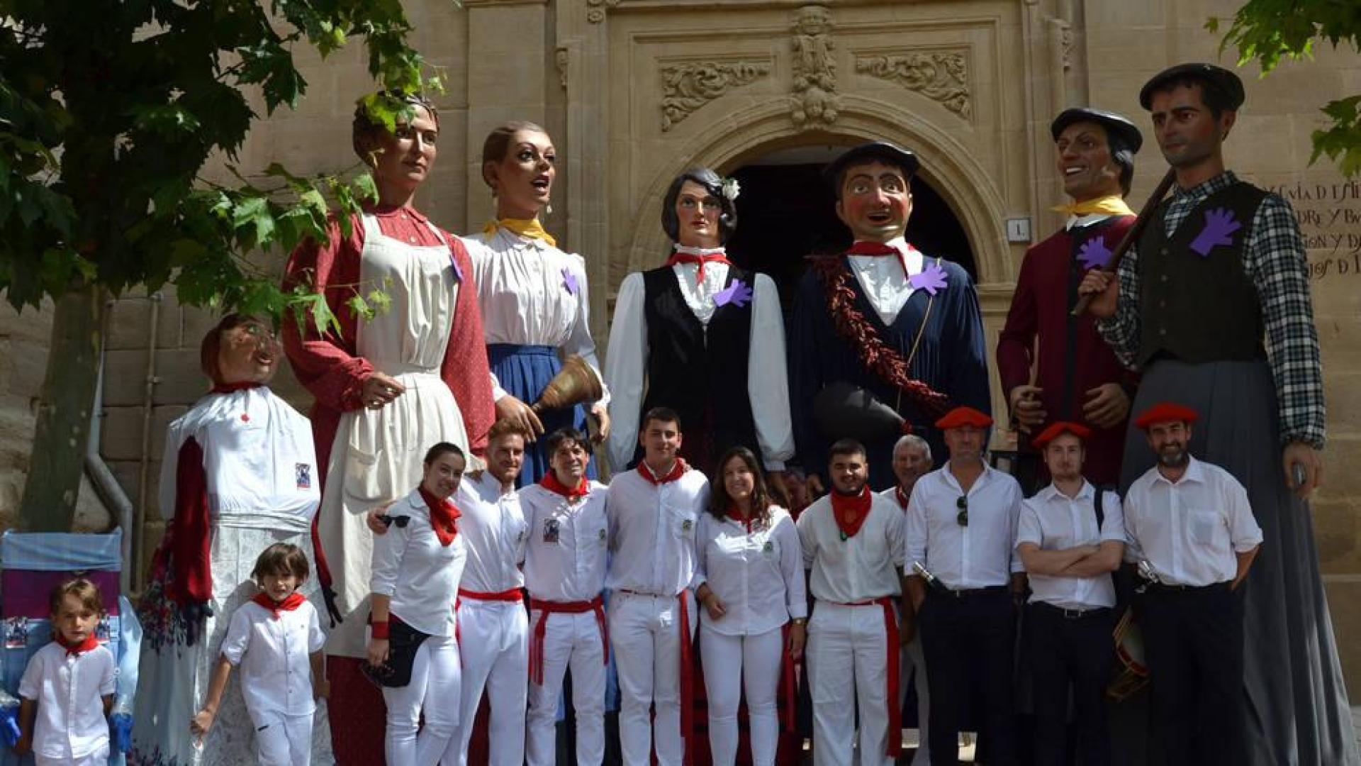 La comparsa abre camino en el Día Grande de fiestas de Lodosa