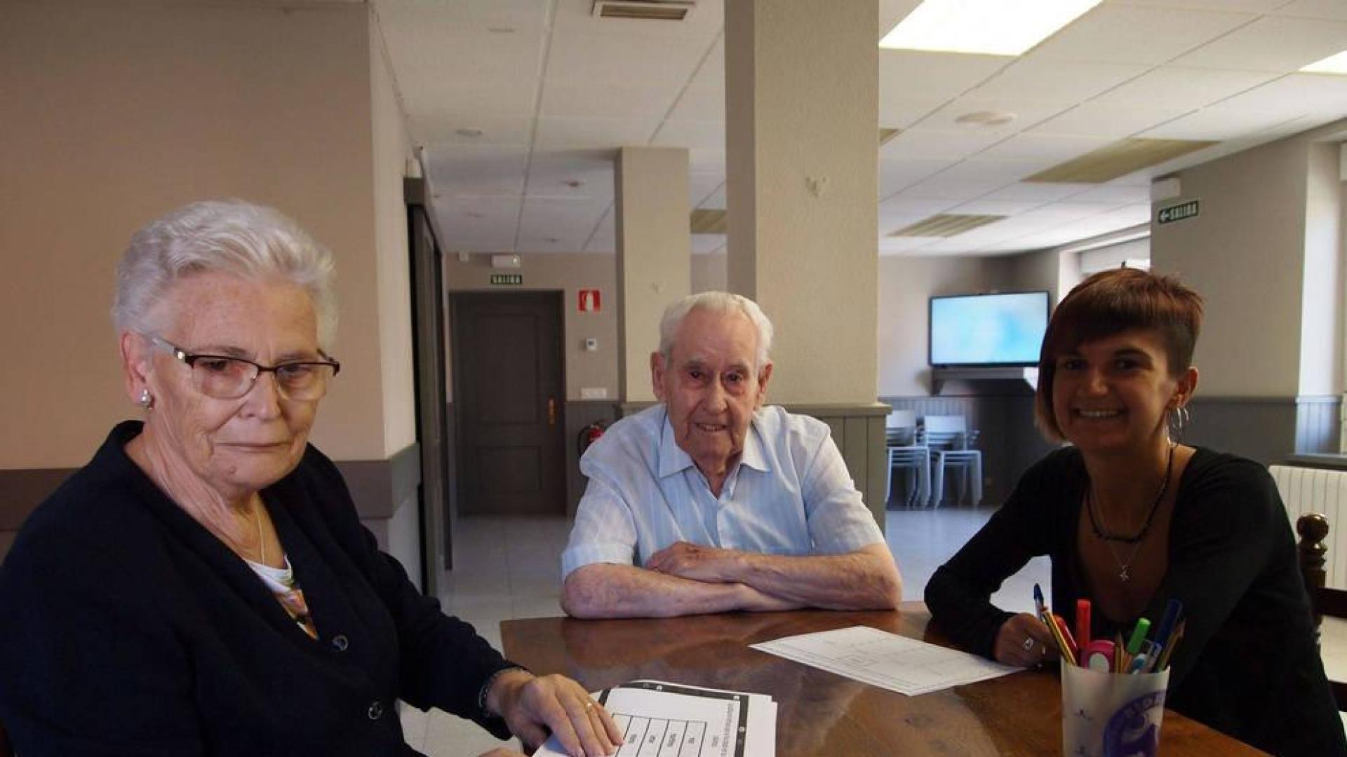 Desde la izda.: los usuarios Gloria García Ardanaz y Adolfo Gutiérrez Reyes, y la técnica de jubiloteca Uxue Torrea Latasa.