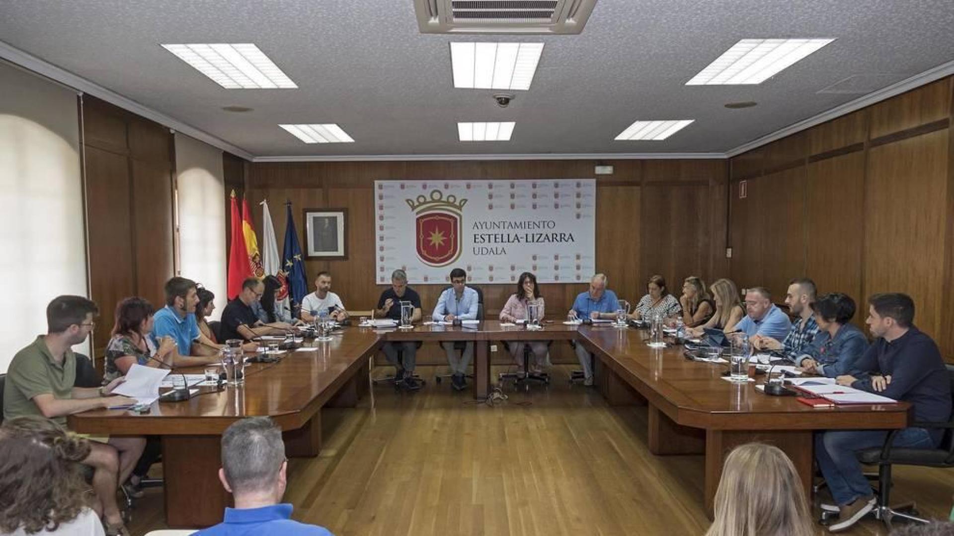 Los 17 corporativos, ayer en el salón de plenos del Ayuntamiento de Estella.