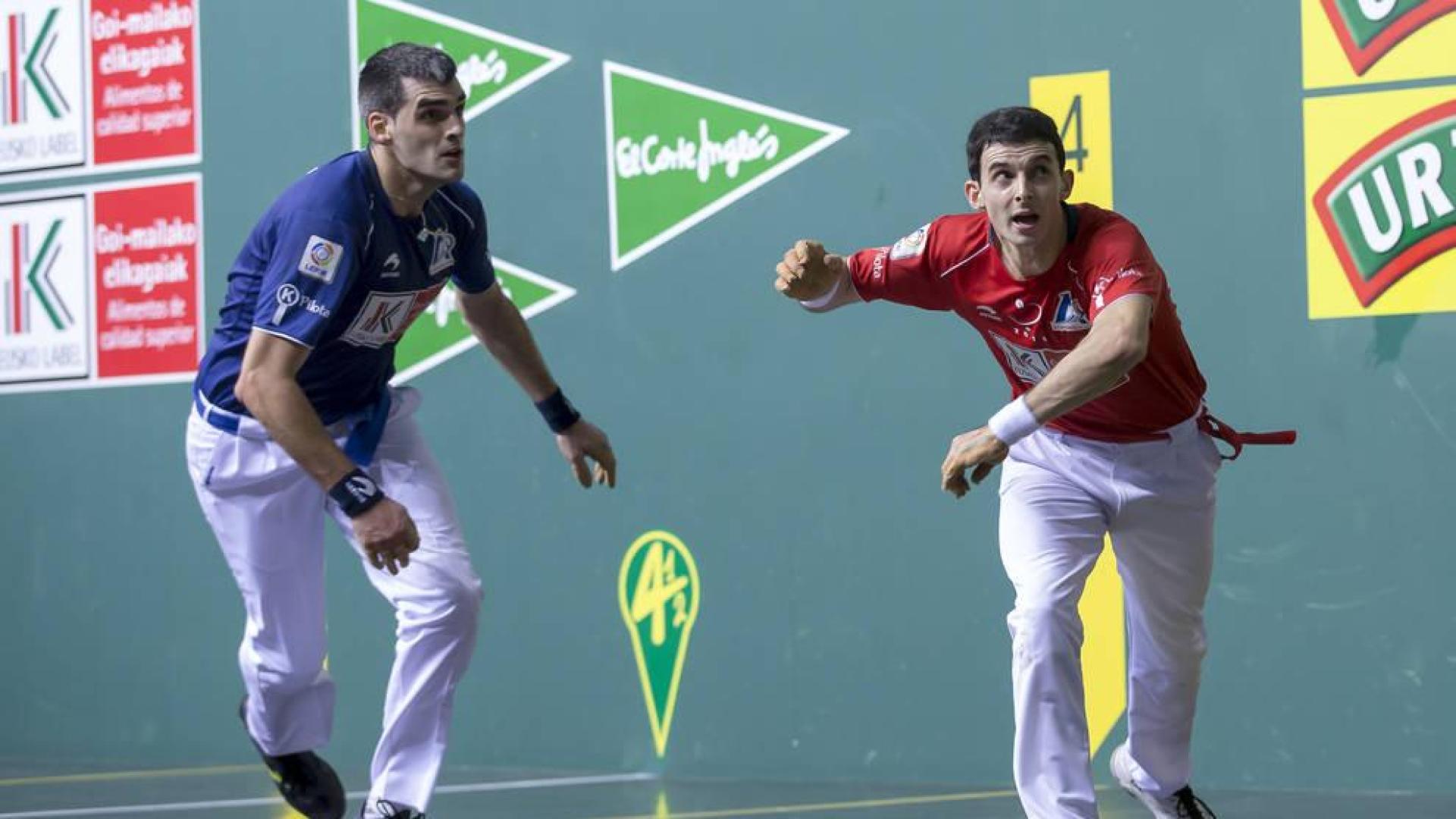 Joseba Ezkurdia y Jokin Altuna, en un lance de la pasada final del Cautro y Medio en el Navarra Arena.