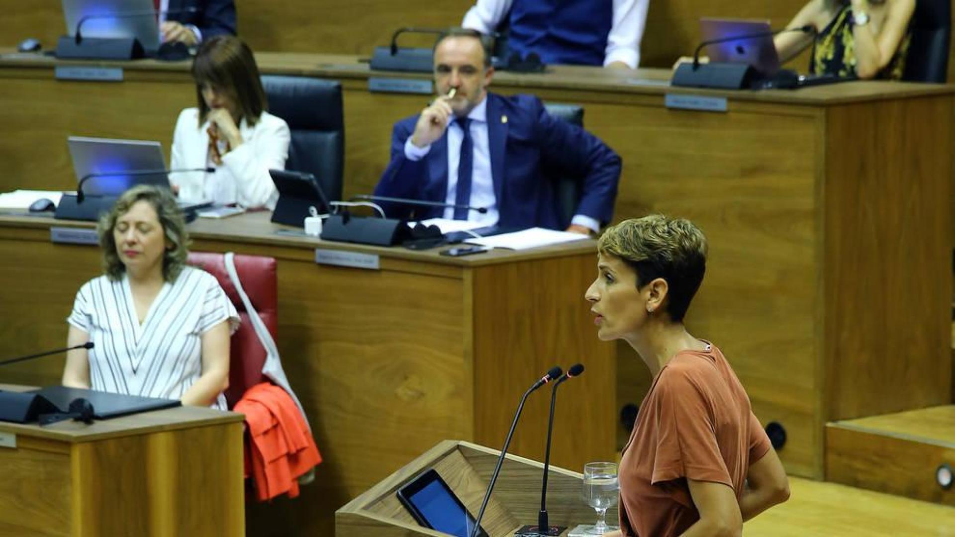 Compromisos, inconcreciones y omisiones en el discurso del Pleno de Investidura de María Chivite