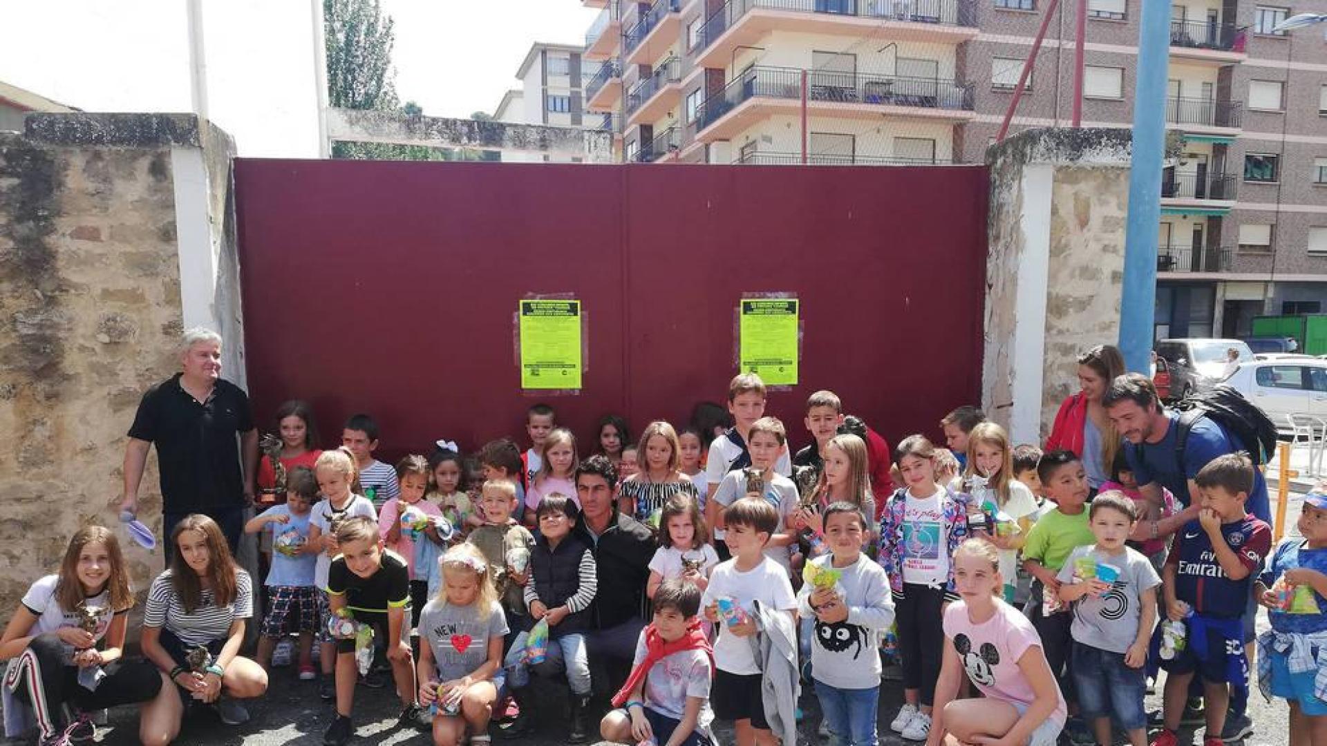 Los niños que participaron en el Concurso Infantil de Pintura Taurina junto al rejoneador mexicano Luis Pimentel.