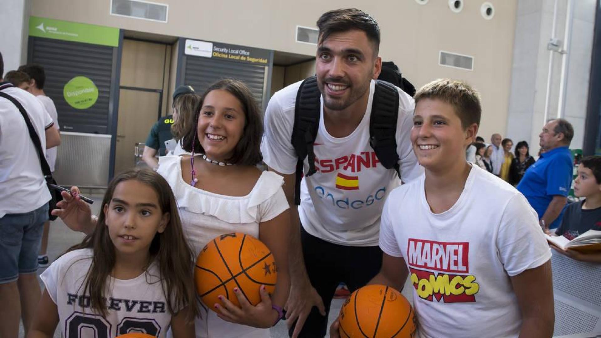 Autógrafos en abundancia en la llegada de la selección española de baloncesto