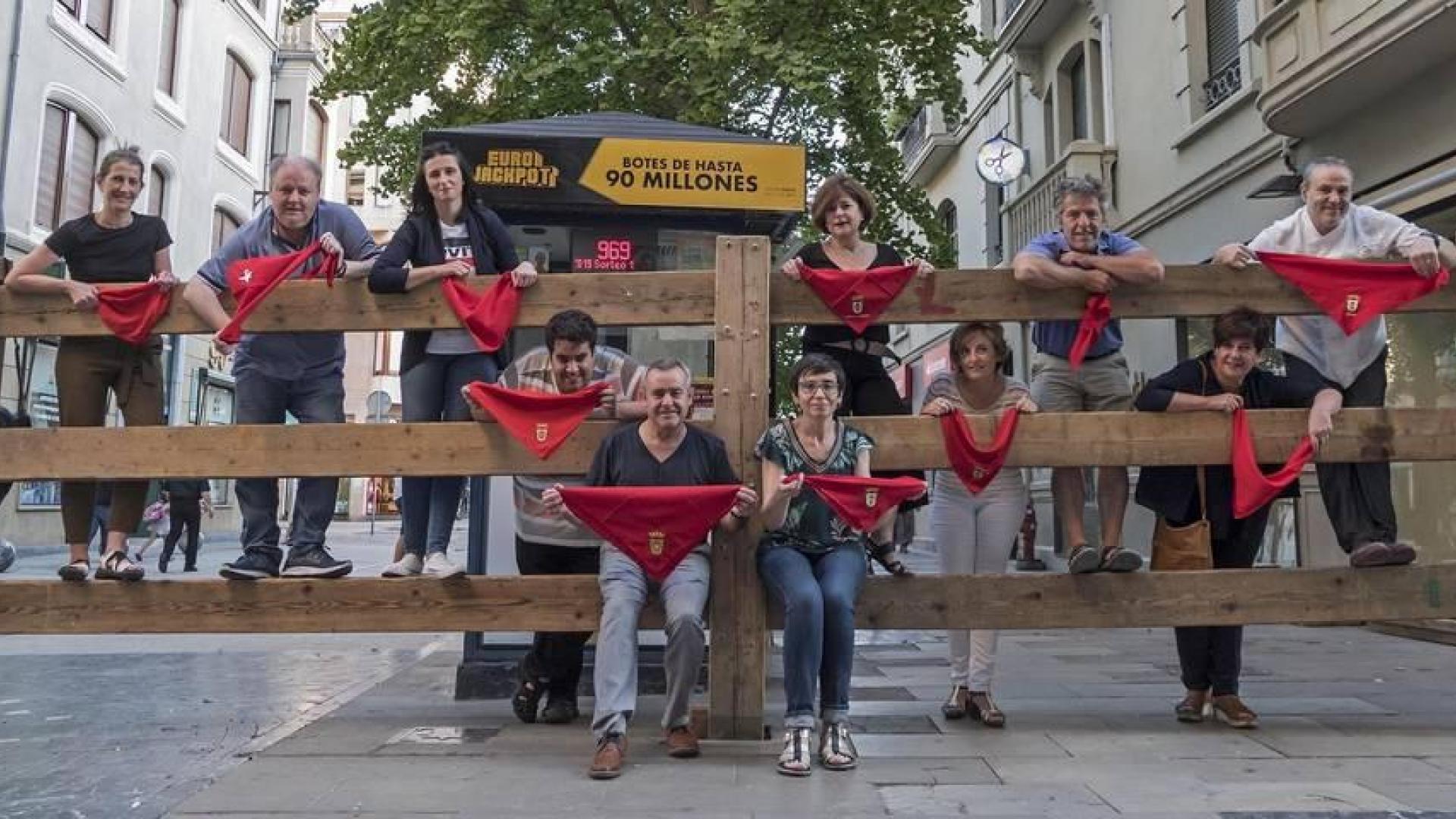 Arropados por la junta directiva. José Flamarique Ganuza y Loreto San Martín Luis, los dos protagonistas del cohete de hoy, Viernes de Gigantes, posan en el vallado del encierro a la altura de la calle Baja Navarra. Detrás, el resto de la junta directiva. Desde la izquierda, Laura Ros, Jorge Ruiz, Ana Benito, Ignacio Sanz, Maribel Ausejo, Mª José Lasheras, Iranzu Leza y Víctor Napal.