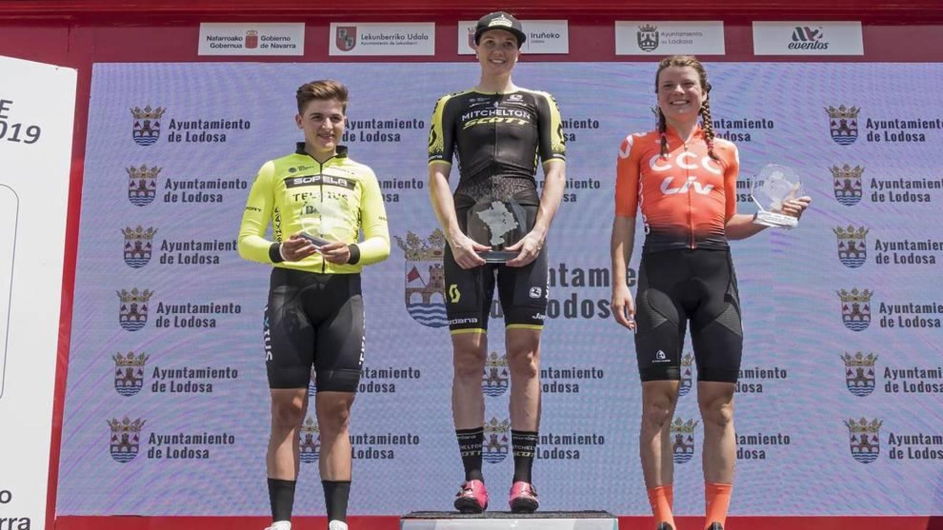 Las ganadoras de la prueba. De izquierda a derecha: María Martins (Sopela Women's Team), Sarah Roy (Mitchelton) y Marta Lach (CCC).