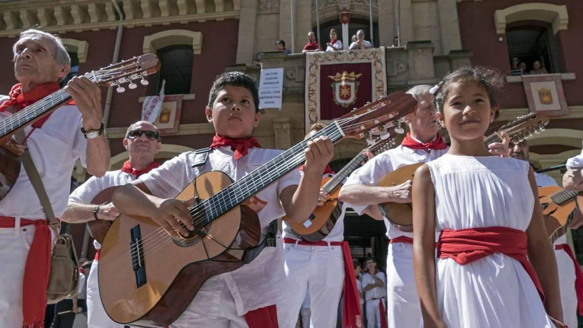 Estella ha arrancado este viernes, Viernes de Gigantes, sus fiestas patronales. Los actos festivos en la ciudad del Ega se prolongarán durante siete días.