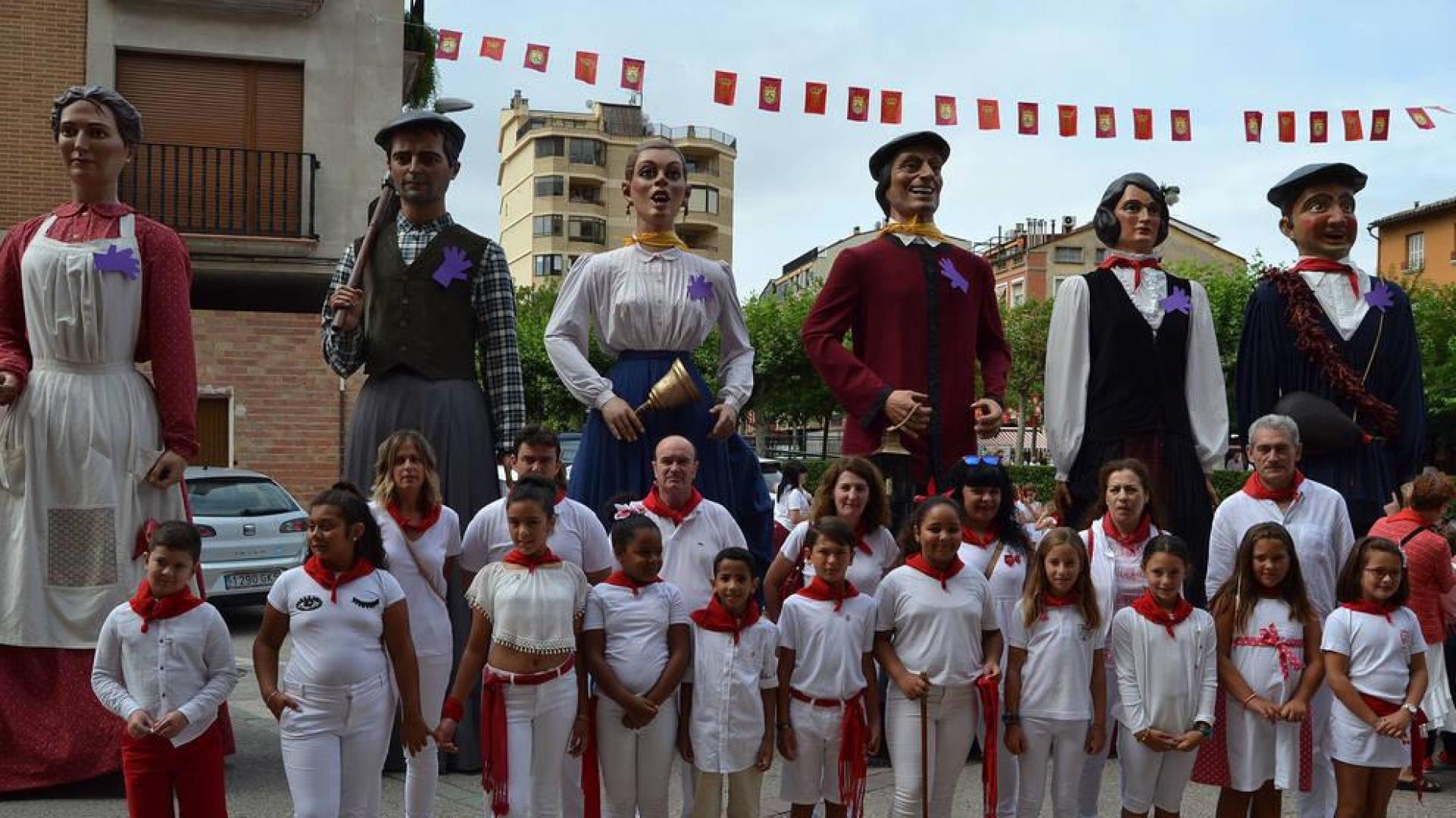 La corporación infantil, presidida por Amaia Recalvo Mina (en el centro con la vara de mando) junto con los gigantes y parte del Ayuntamiento.