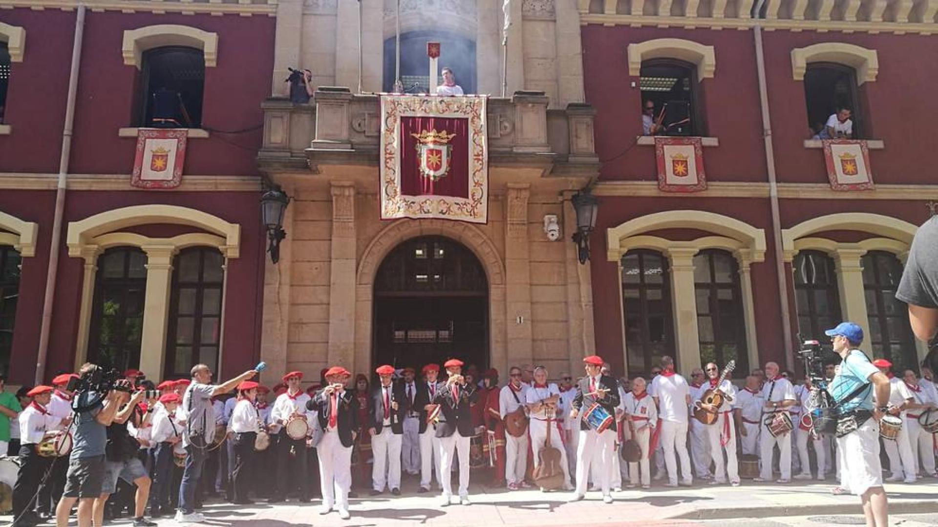 Un "viva el comercio y la hostelería" a dúo en el cohete de Estella