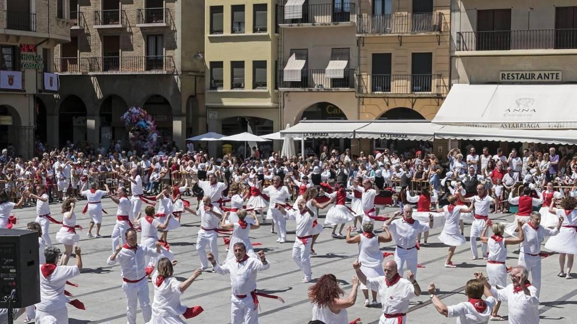 Los ex danzaris bailan la Era en homenaje al folclore estellés