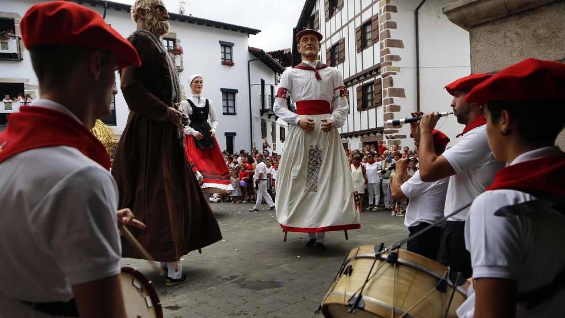 Tras la ofrenda floral en recuerdo de los olvidados en la escultura de la plaza del Ayuntamiento, los vecinos de la localidad navarra se reunieron en torno al ayuntamiento para celebrar el cohete que dio comienzo a las fiestas de San Esteban.