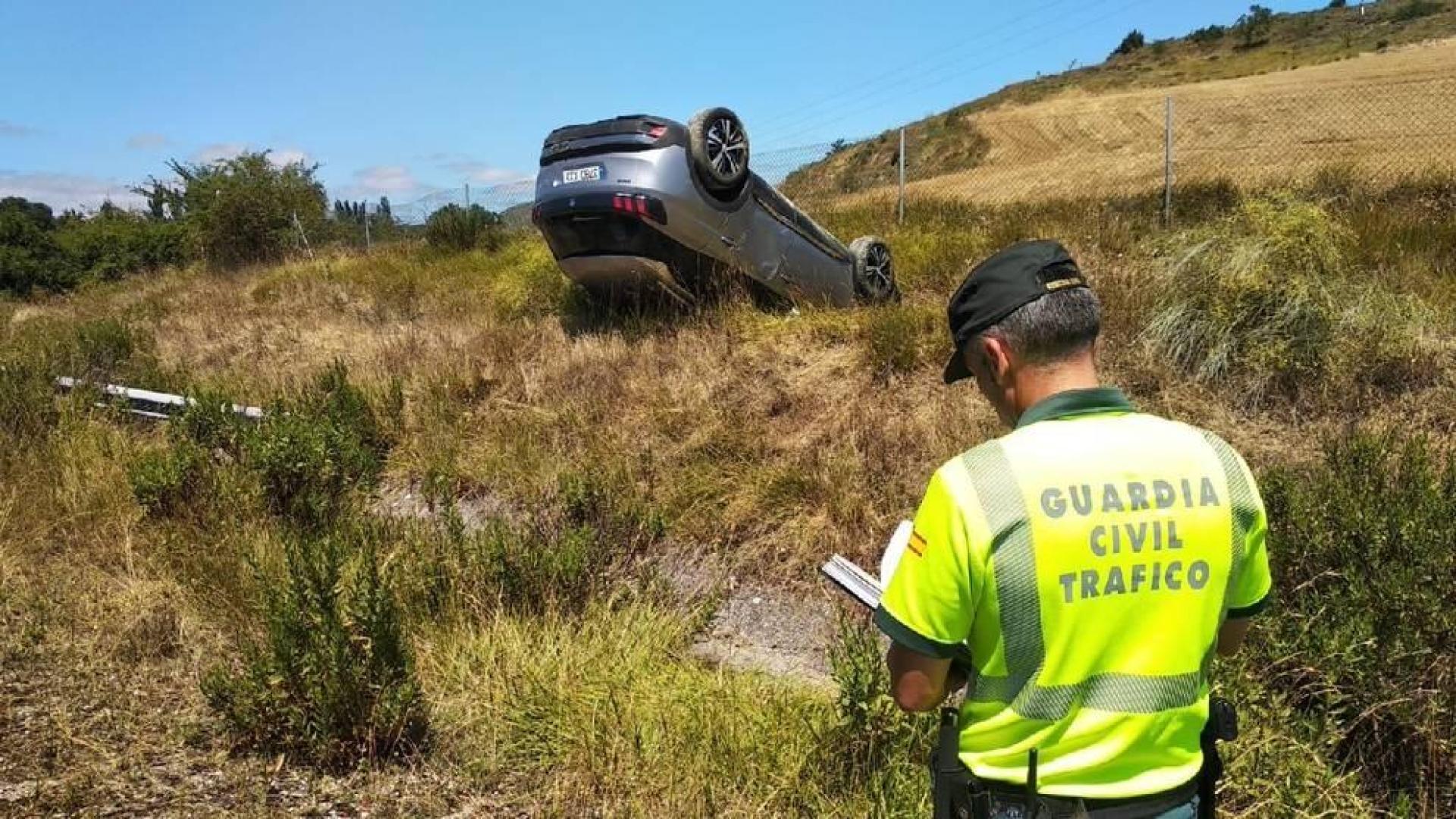 Vehículo volcado en la AP-15